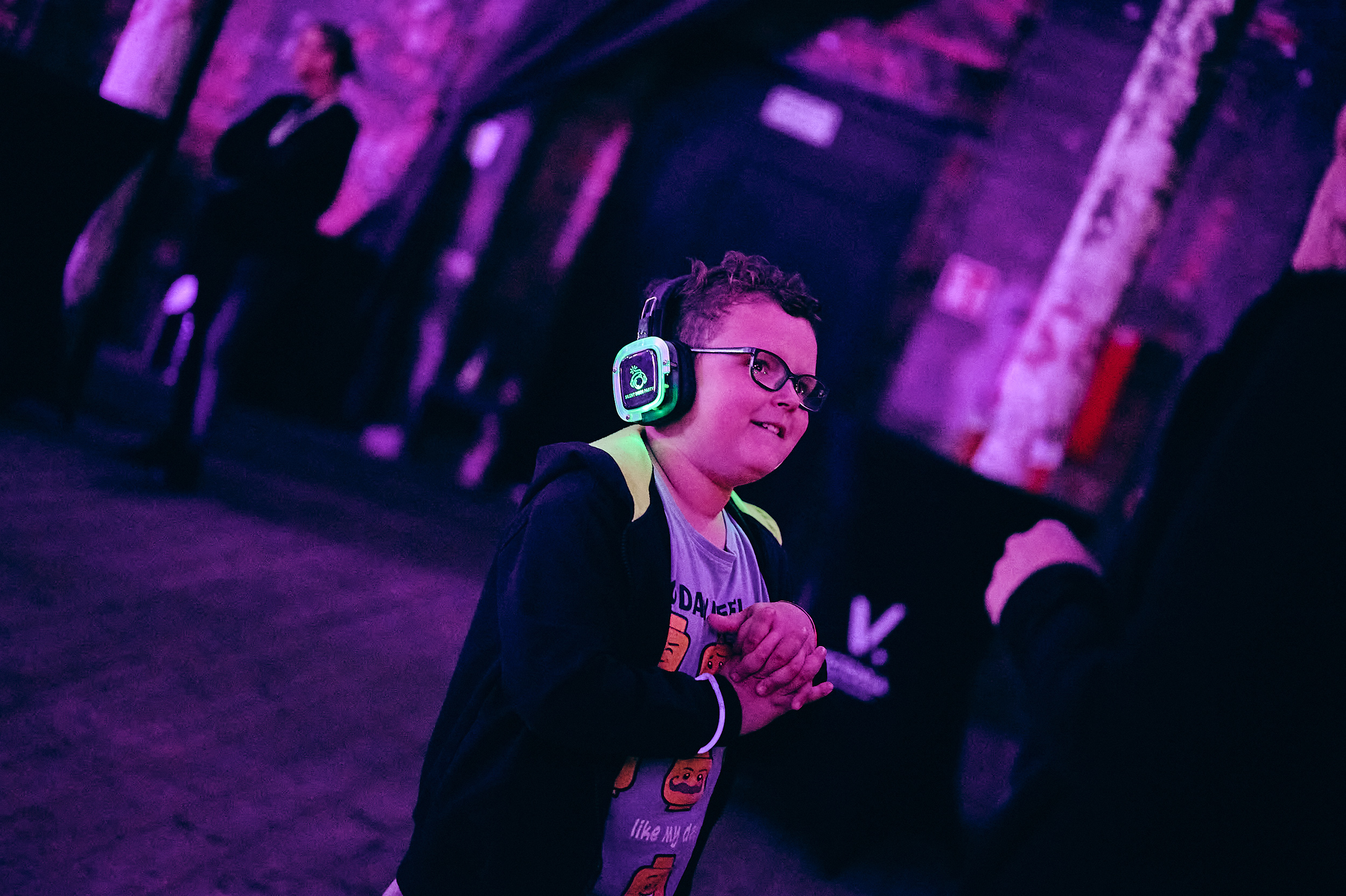Chłopiec w słuchawkach podczas Silent Disco z okazji Majówki w Gliwicach