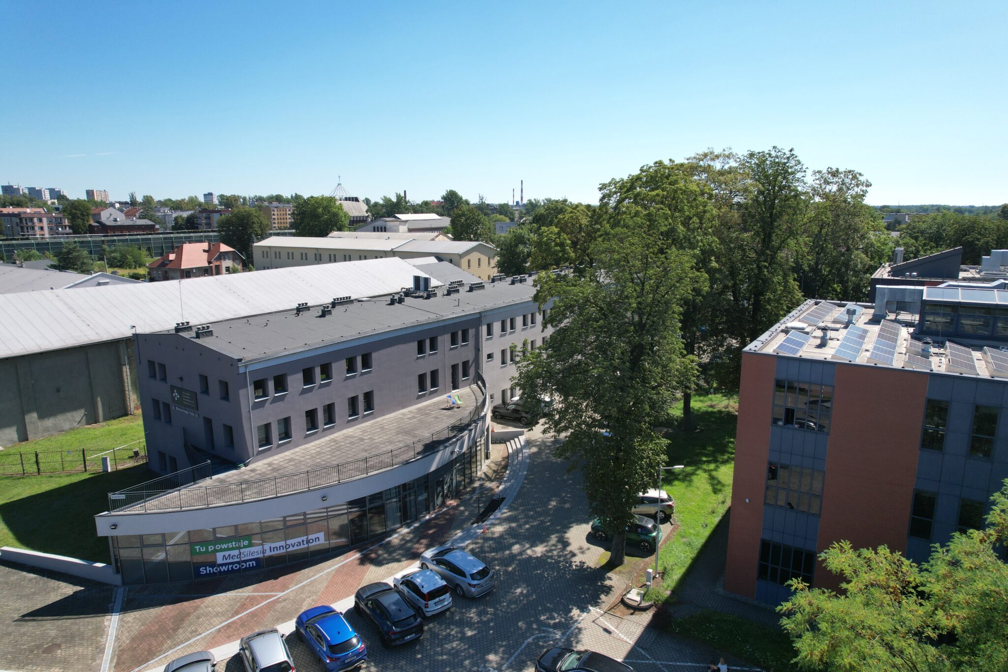 budynek, zielen, drzewa