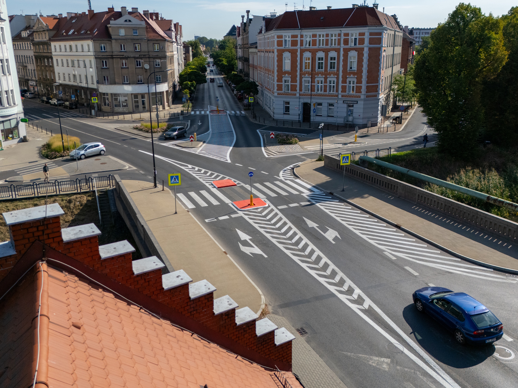 Sygnalizacja świetlna mogłaby działać na przejściu na moście nad Kłodnicą przy ul. Wrocławskiej, jednak przy dużym ruchu pieszych oznaczałaby częste zatrzymywanie samochodów i autobusów.