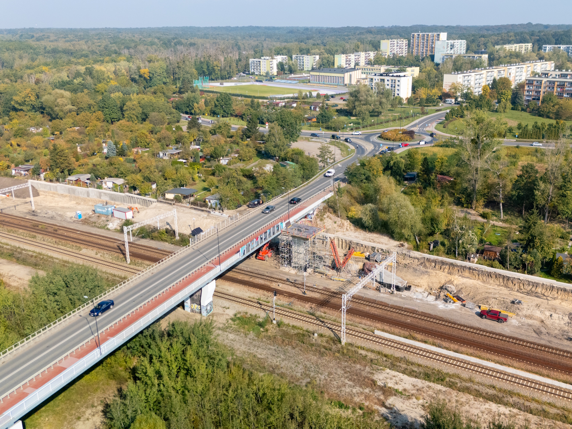 Zaparkować samochód, a dalej podróżować autobusem, metrorowerem lub pociągiem? Takie możliwości zapewnią cztery nowe węzły przesiadkowe powstające w Łabędach, na Koperniku, przy ul. Pszczyńskiej w rejonie PreZero Areny oraz w Brzezince. Inwestycje mają ułatwić łączenie różnych środków transportu podczas codziennych podróży po Gliwicach i regionie.