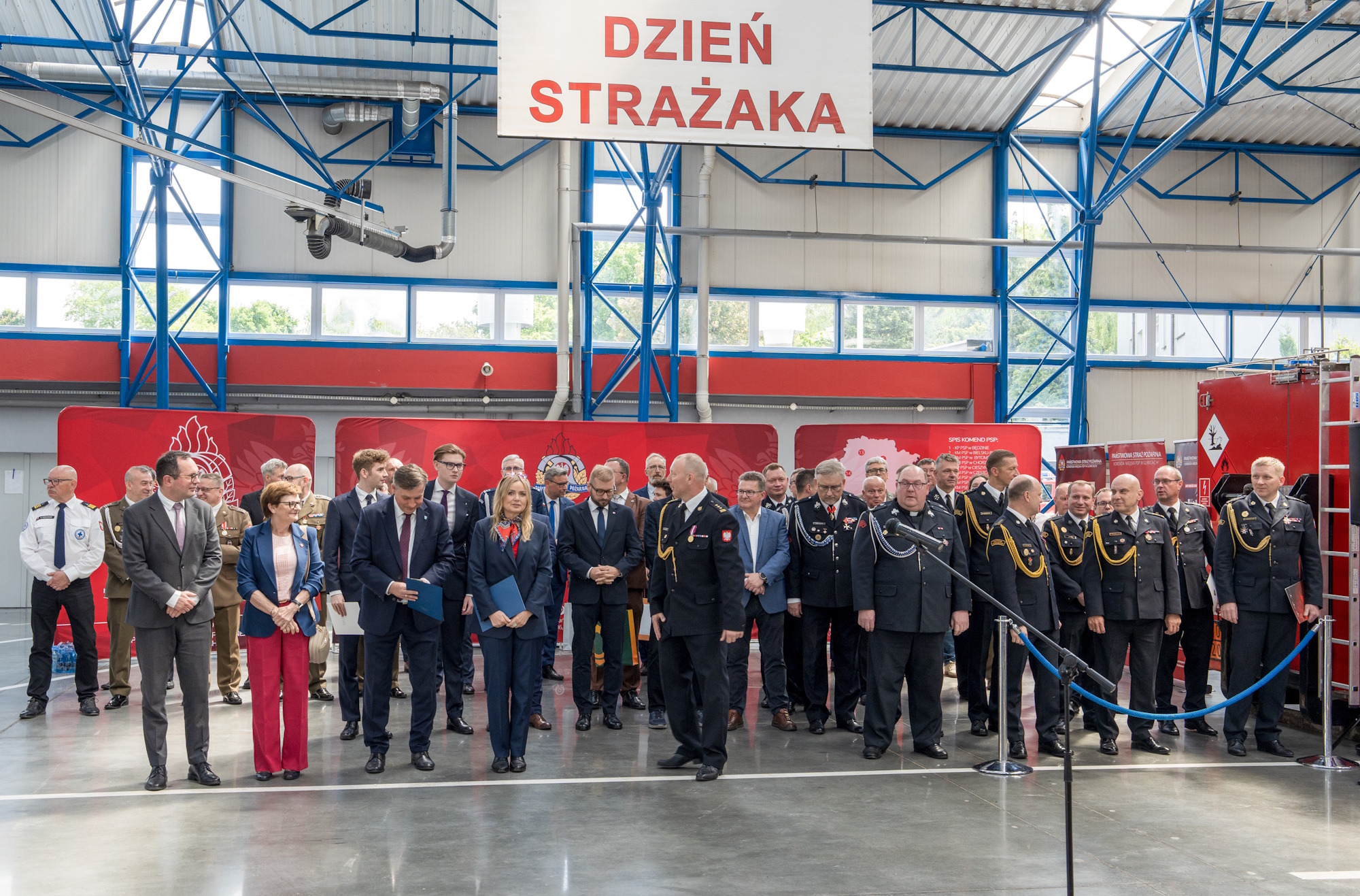 strażacy w remiozie podczas apelu