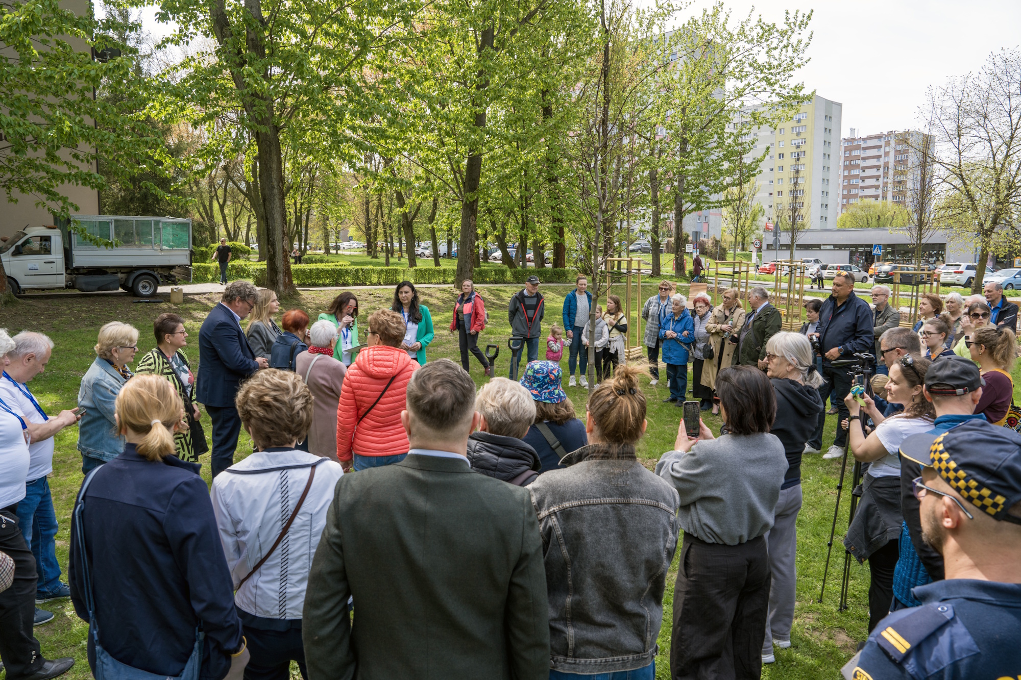 ludzie w kręgu przy drzewie