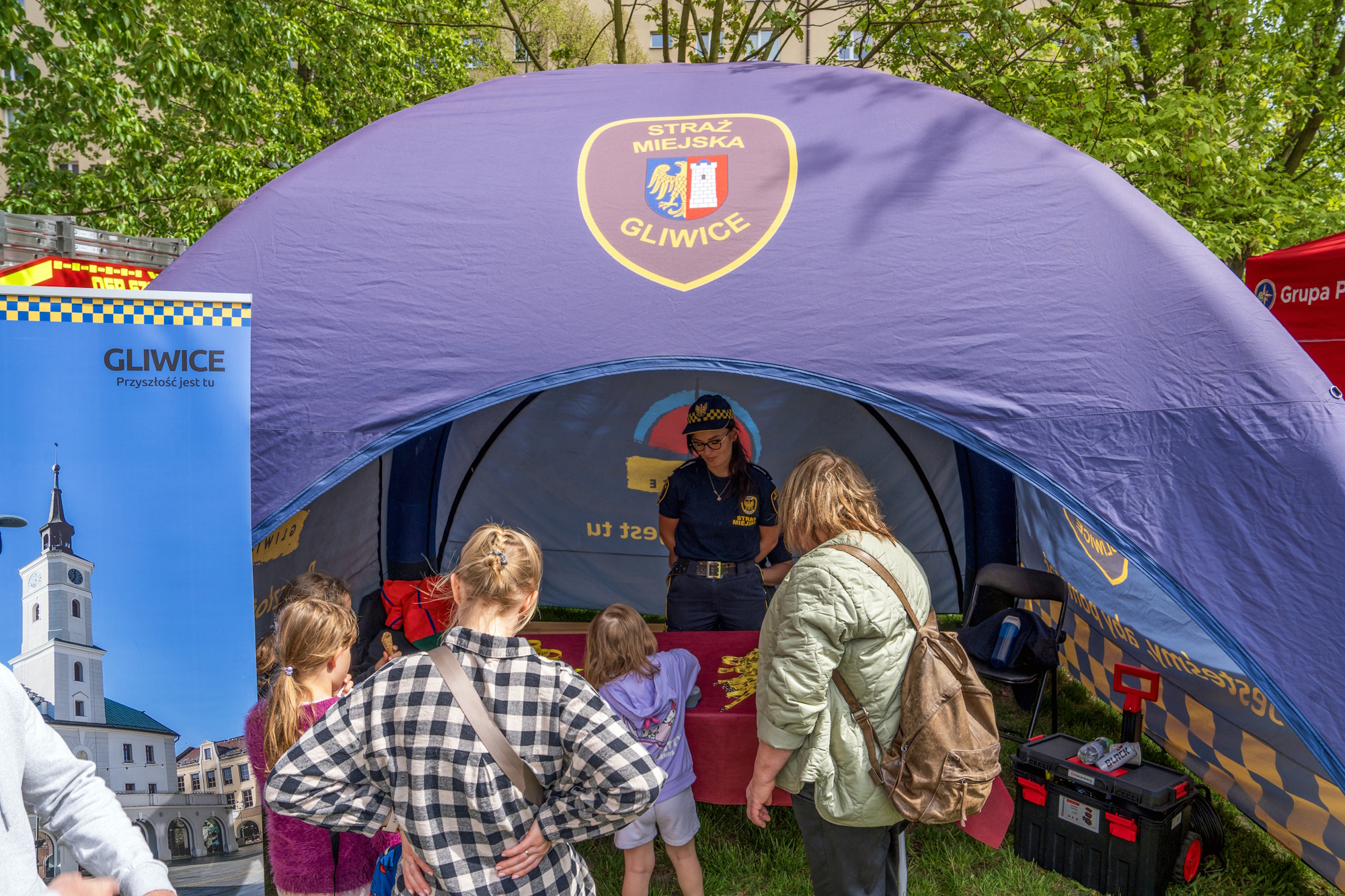 dzieci przy namiocie Straży Miejskiej w Gliwicach 