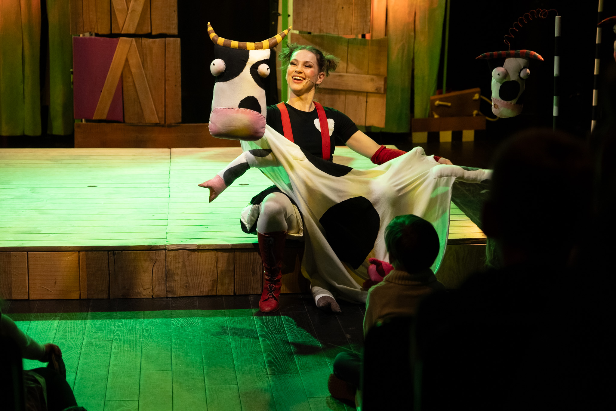 Aktorka na scenie w przebraniu krowy