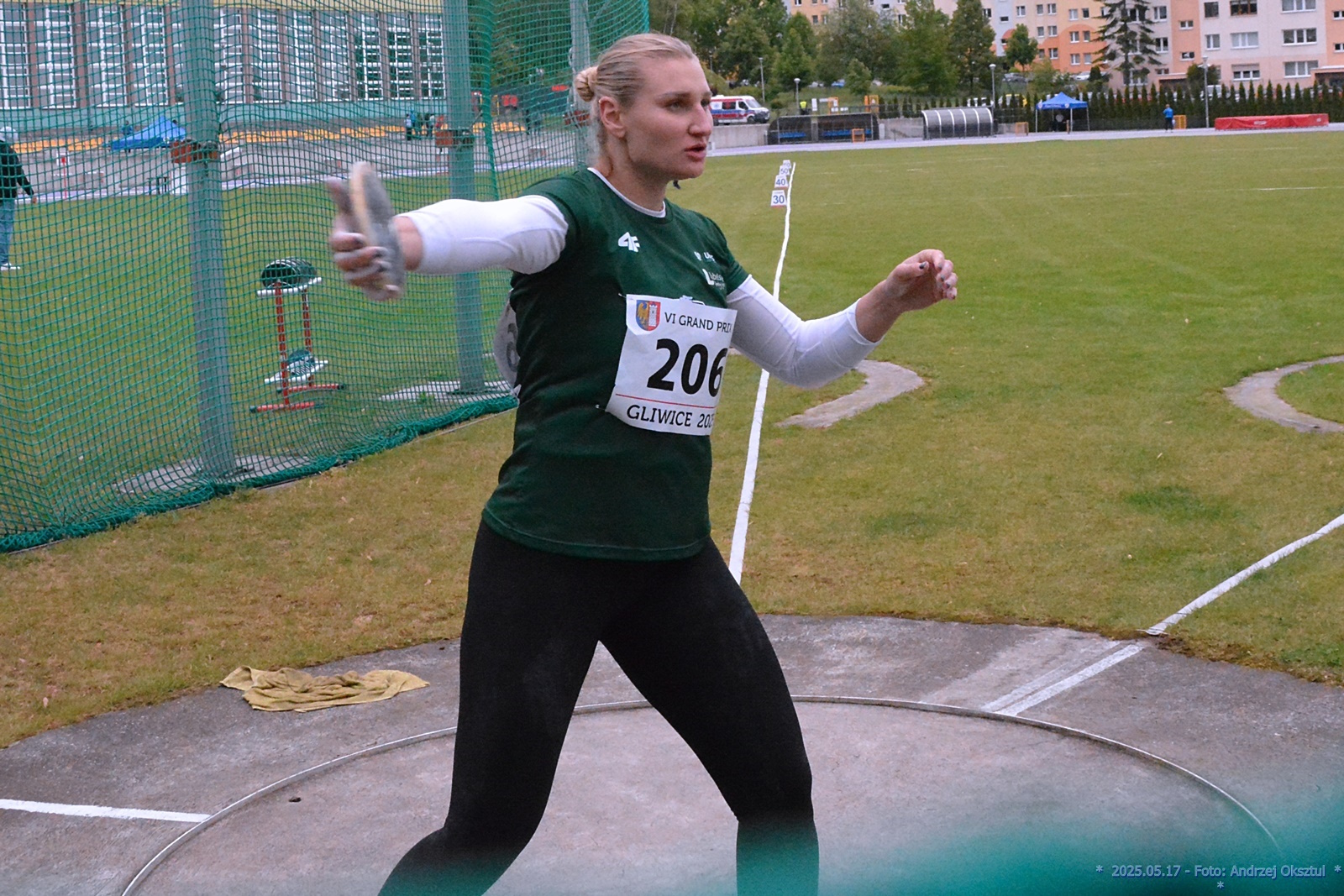Daria Zabawska rzucająca dyskiem
