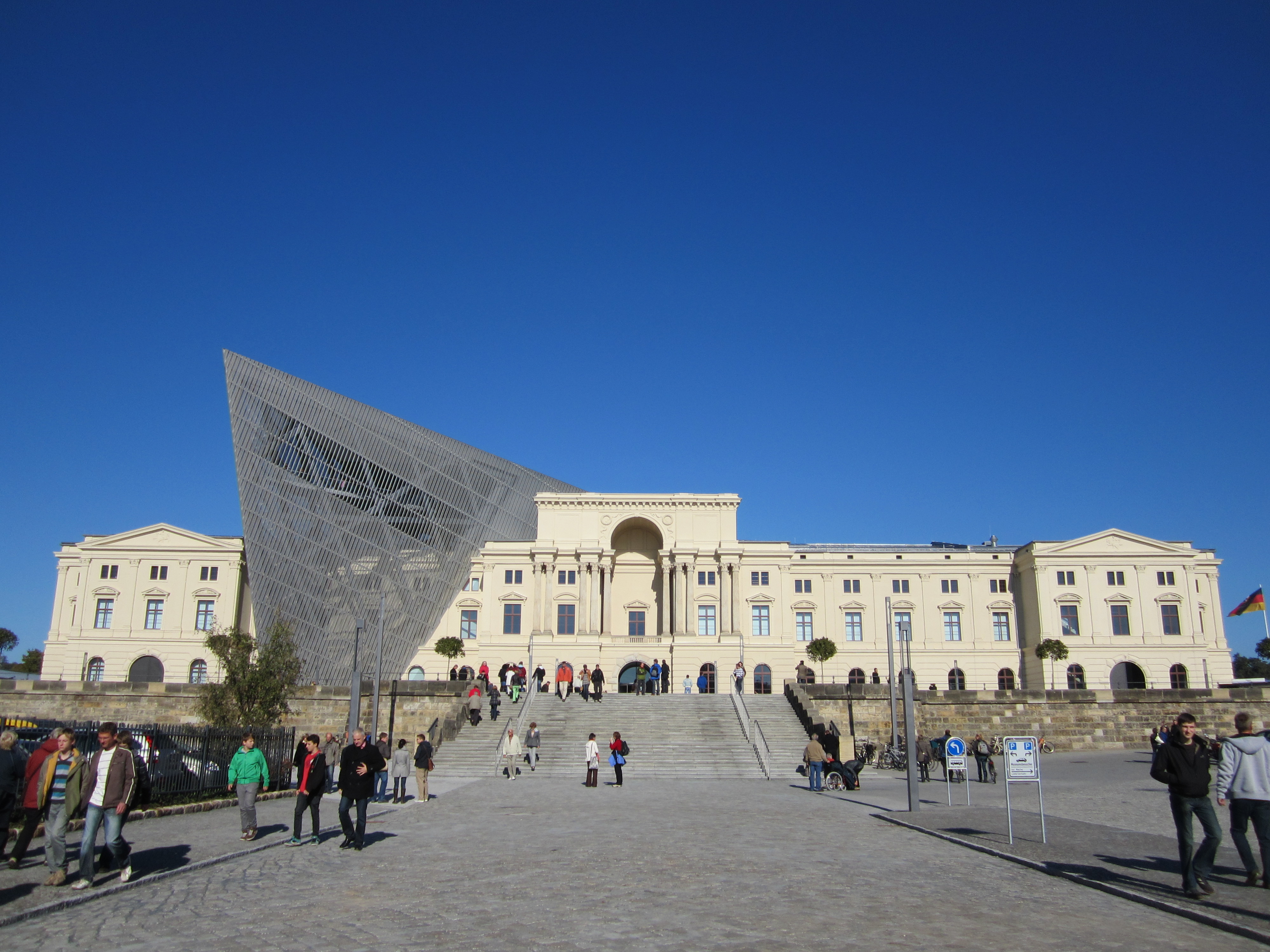 Bryła Muzeum Wojskowo-Historycznego w Dreźnie, przebudowana przez Daniela Libeskinda. Fot. domena publiczna Bryła Muzeum Wojskowo-Historycznego w Dreźnie, przebudowana przez Daniela Libeskinda
