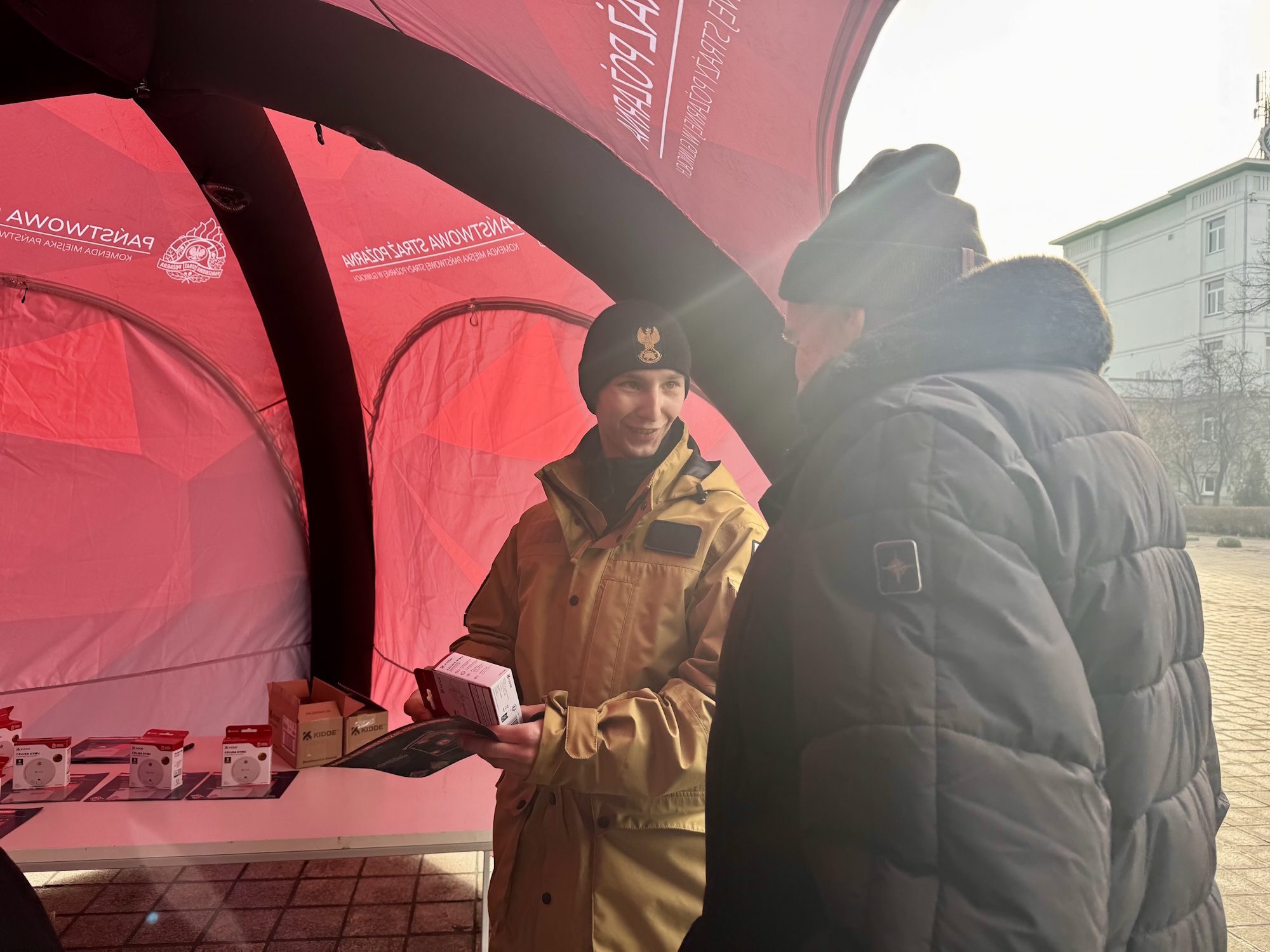 strażak pokazuje czujkę dymu mężczyźnie