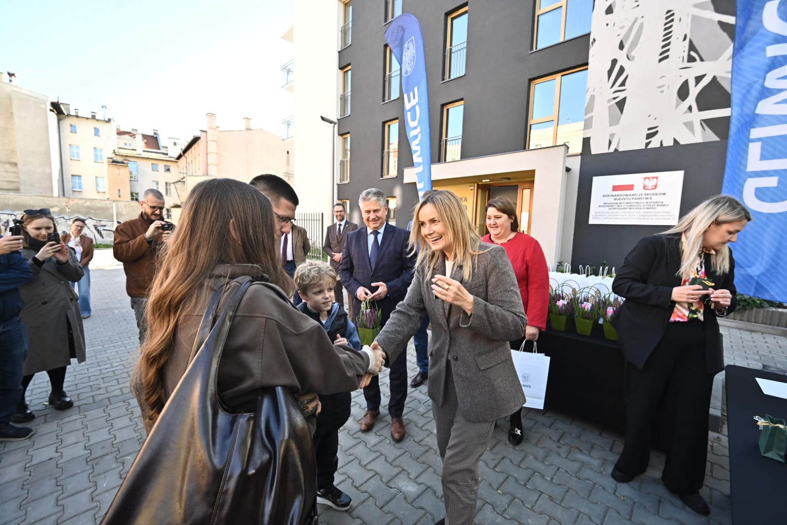 Najemcy 16 mieszkań komunalnych przy ul. Opolskiej 20 odebrali dziś klucze do swoich „m”