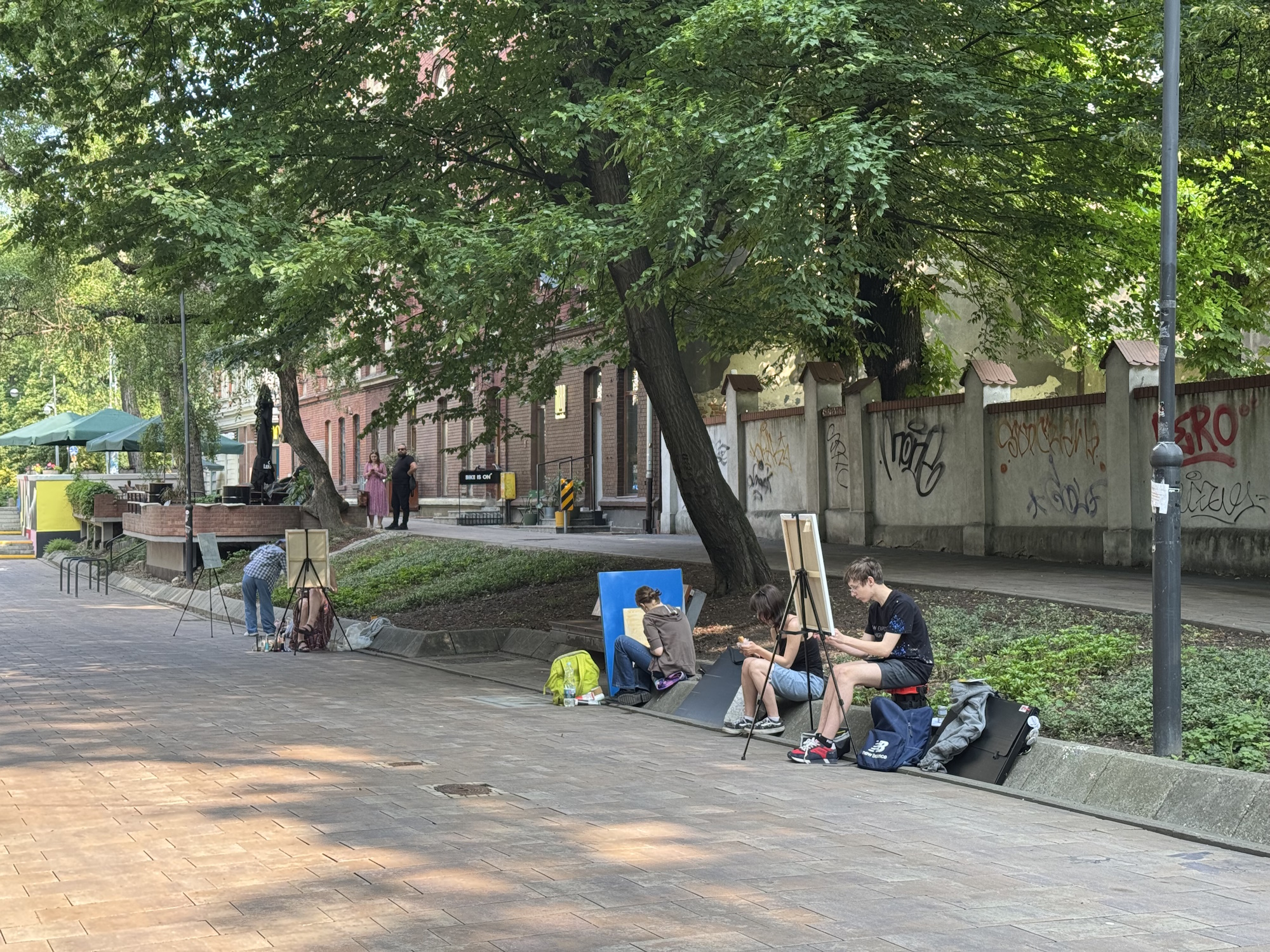 osoby malujące na alei Przyjaźni