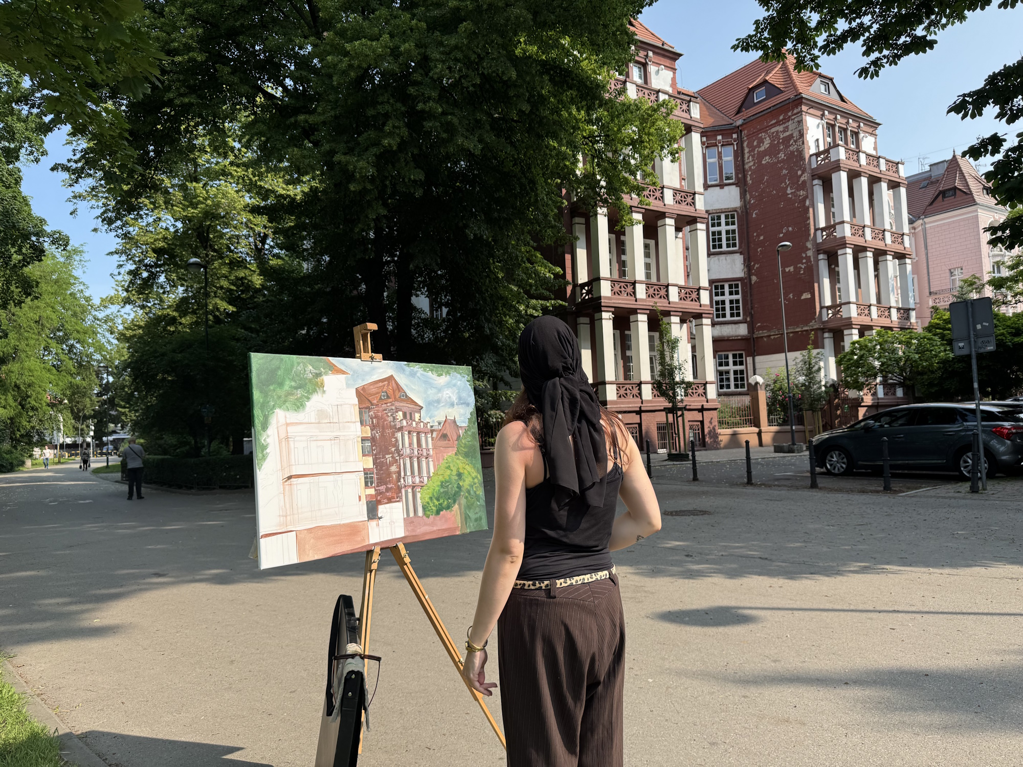 dziewczyna przy sztaludze