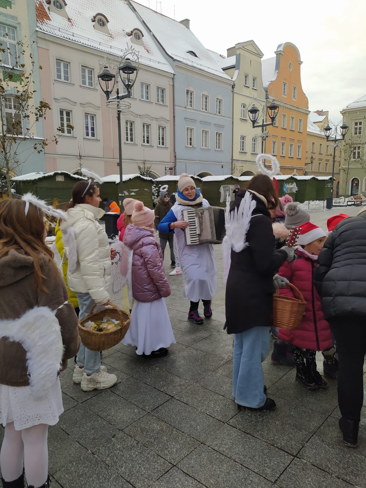 Korowód aniołów śpiewający na Rynku