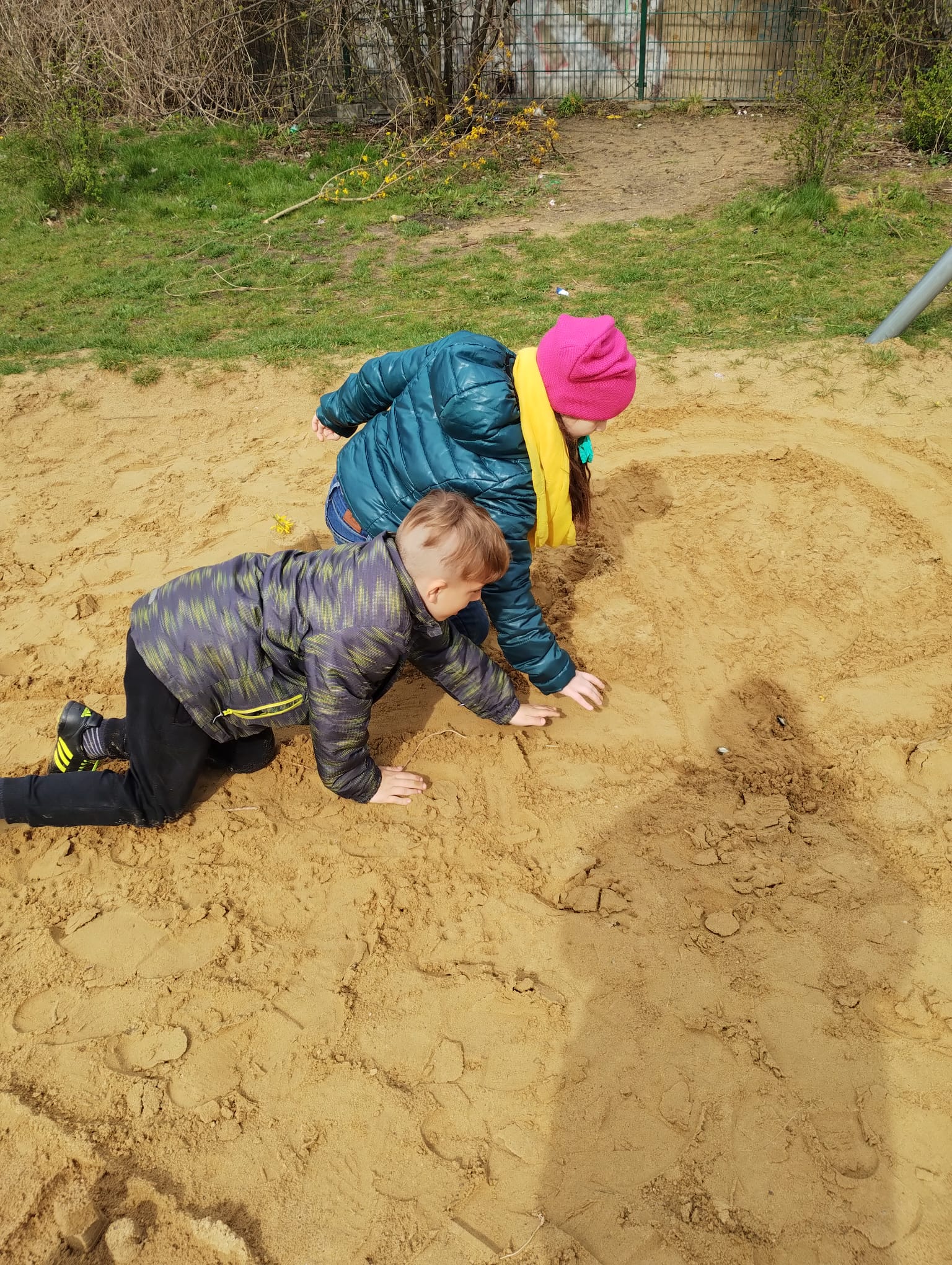 Dzieci bawiące się w piasku