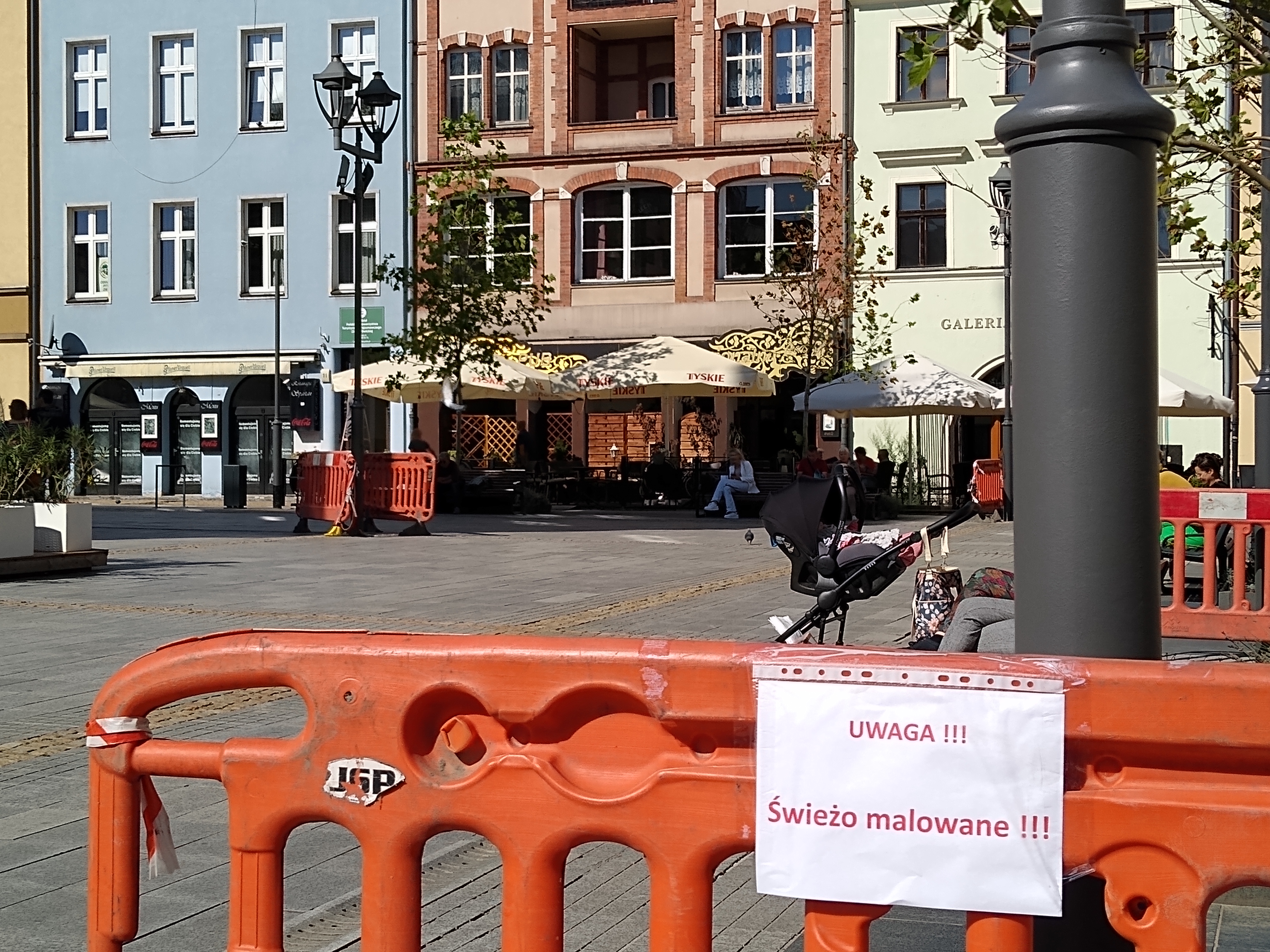 Fot. M.Foltyn/UM Gliwice barierka z napisem świeżo malowane