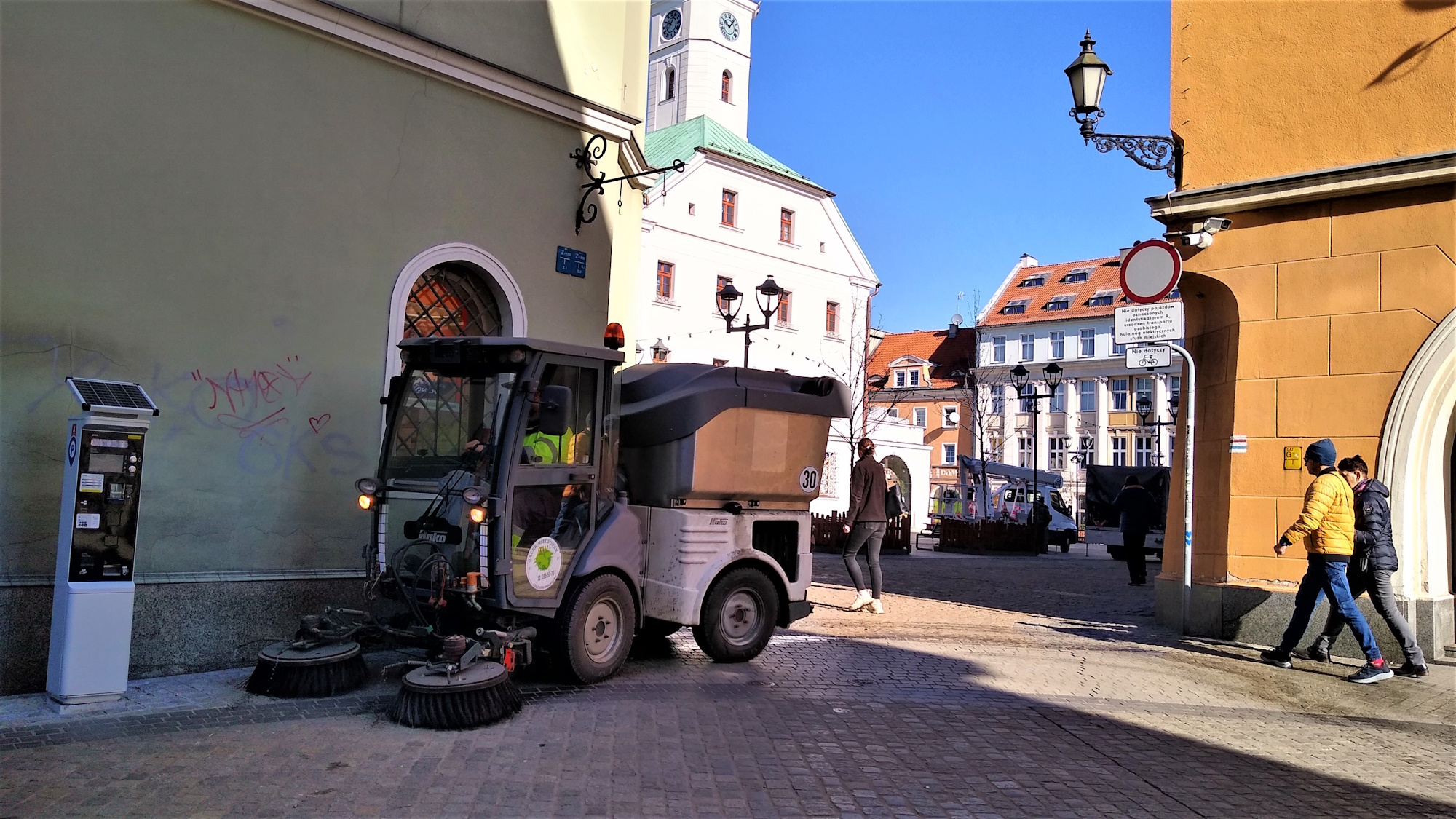 maszyna czyszcząca i ludzie