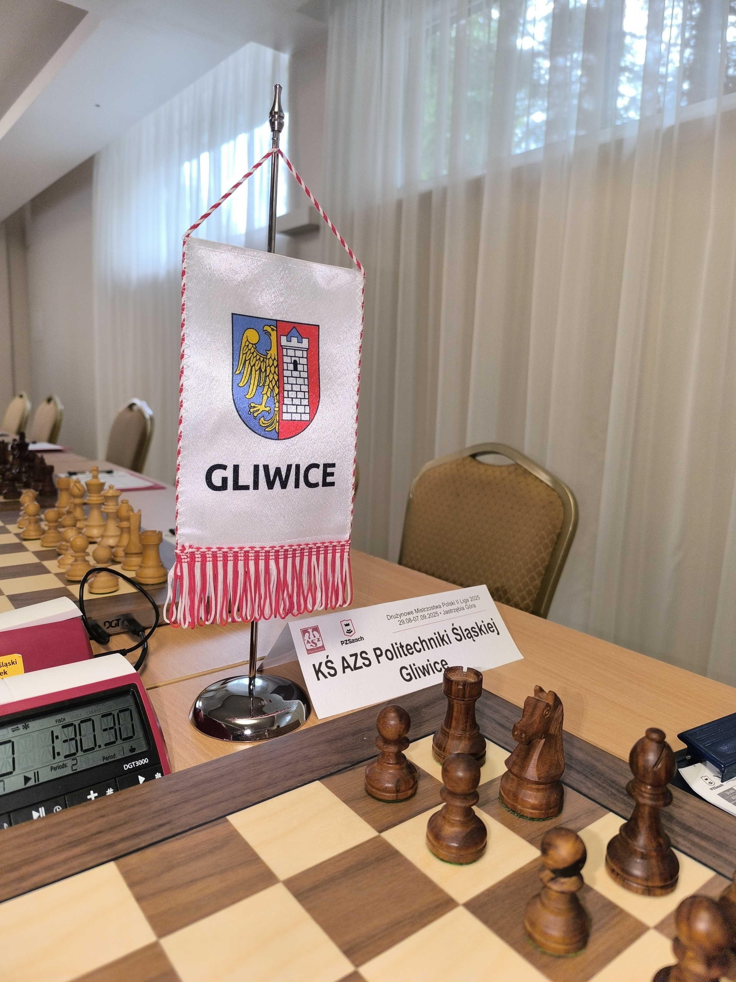 Fot. KŚ AZS Politechniki Śląskiej Szachownica i proporczyk z herbem Gliwic