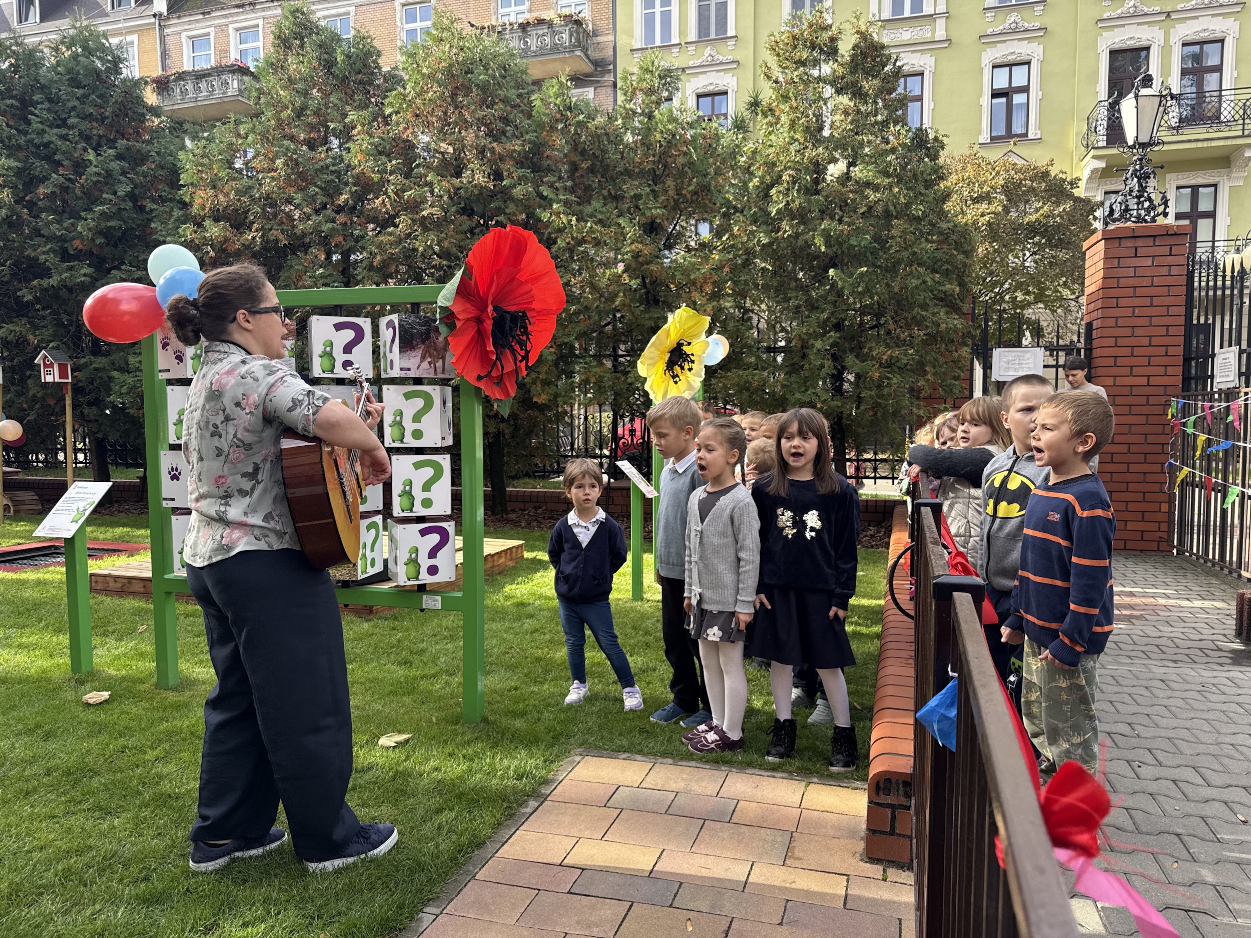 Dzieci śpiewające w nowej Eko Pracowni pod Chmurką