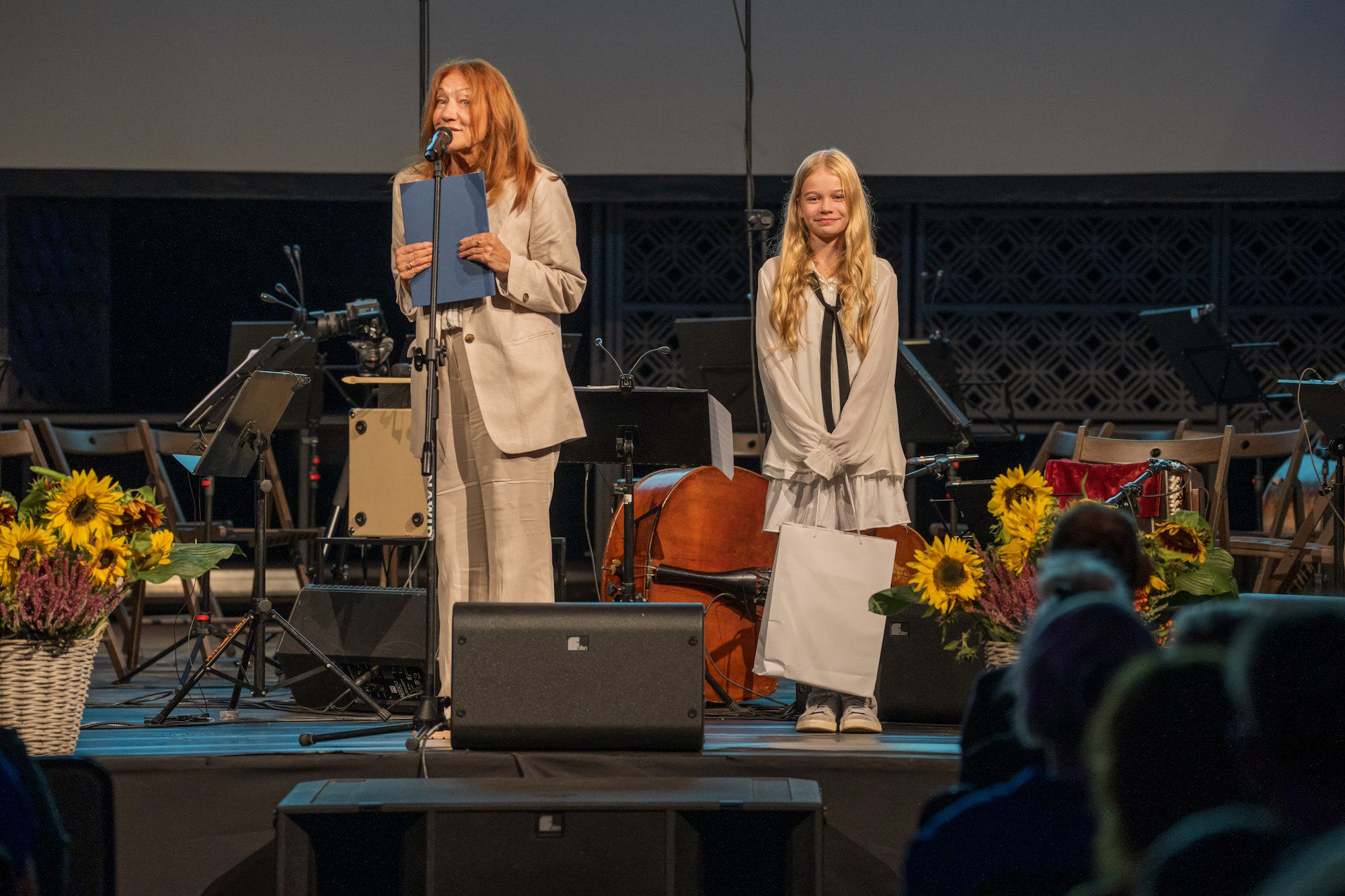 Laureatka na scenie przy mikrofonie