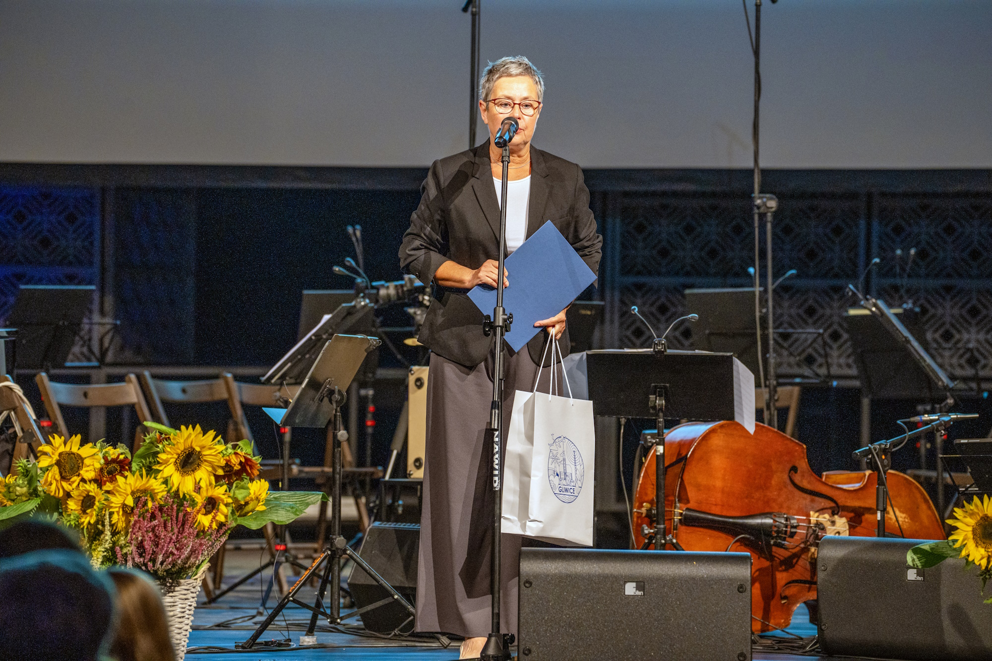 Laureatka na scenie mówi do mikrofonu