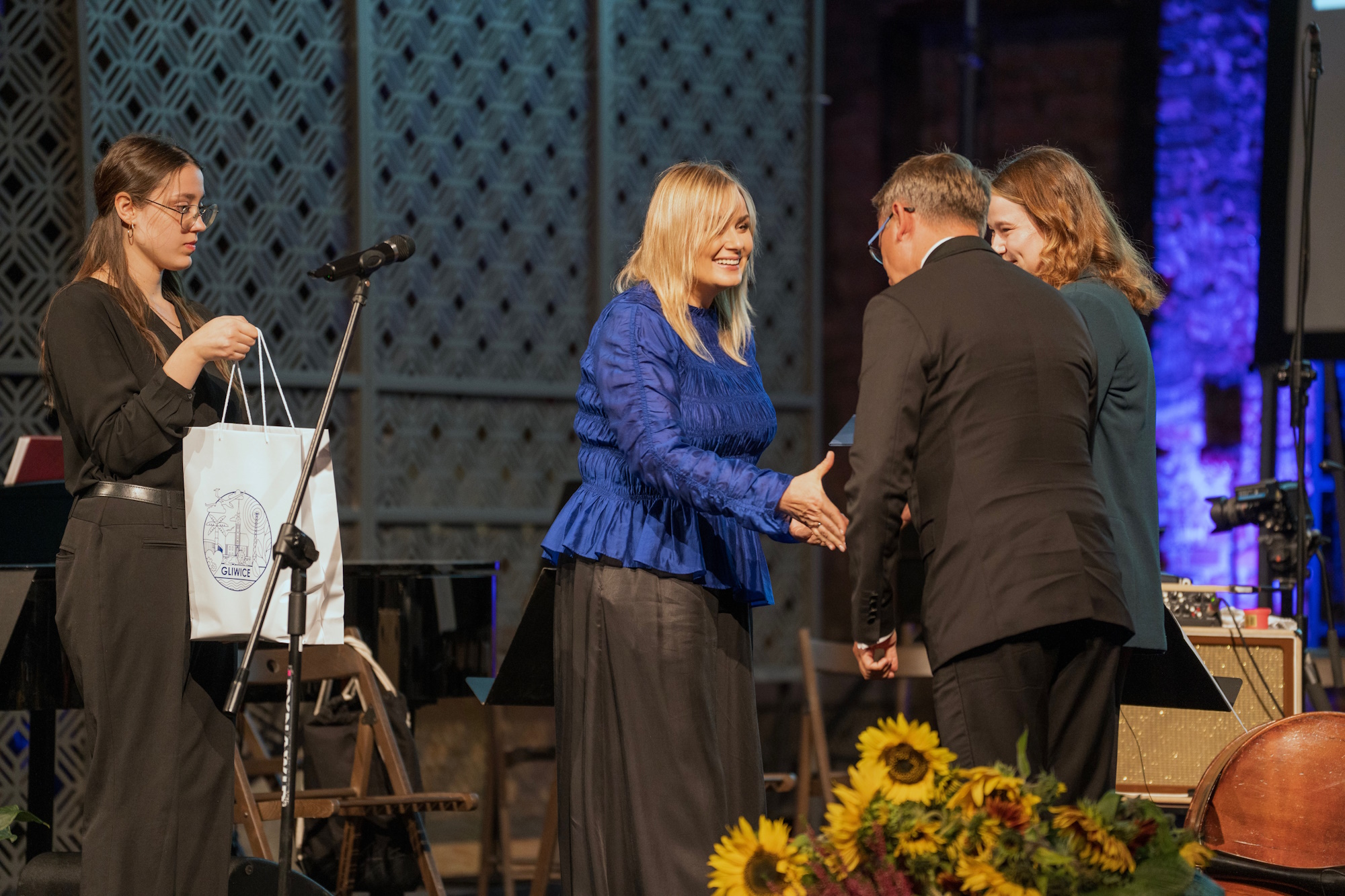 Prezydent gratuluje laureatowi na scenie