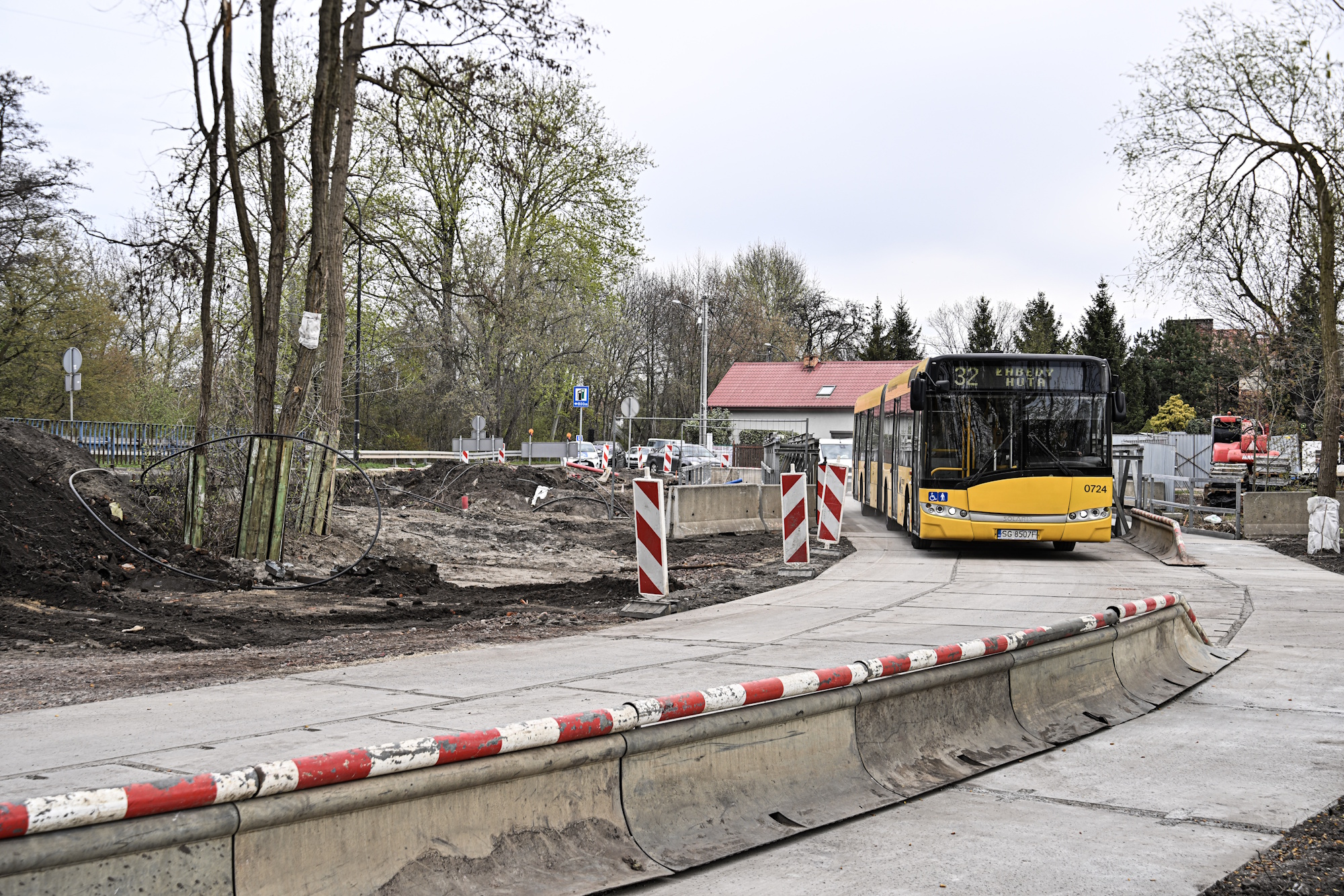 Dotychczasowy most nad Kłodnicą już zamknięto, a ruch pojazdów i pieszych przekierowano na specjalnie przygotowaną przeprawę tymczasową