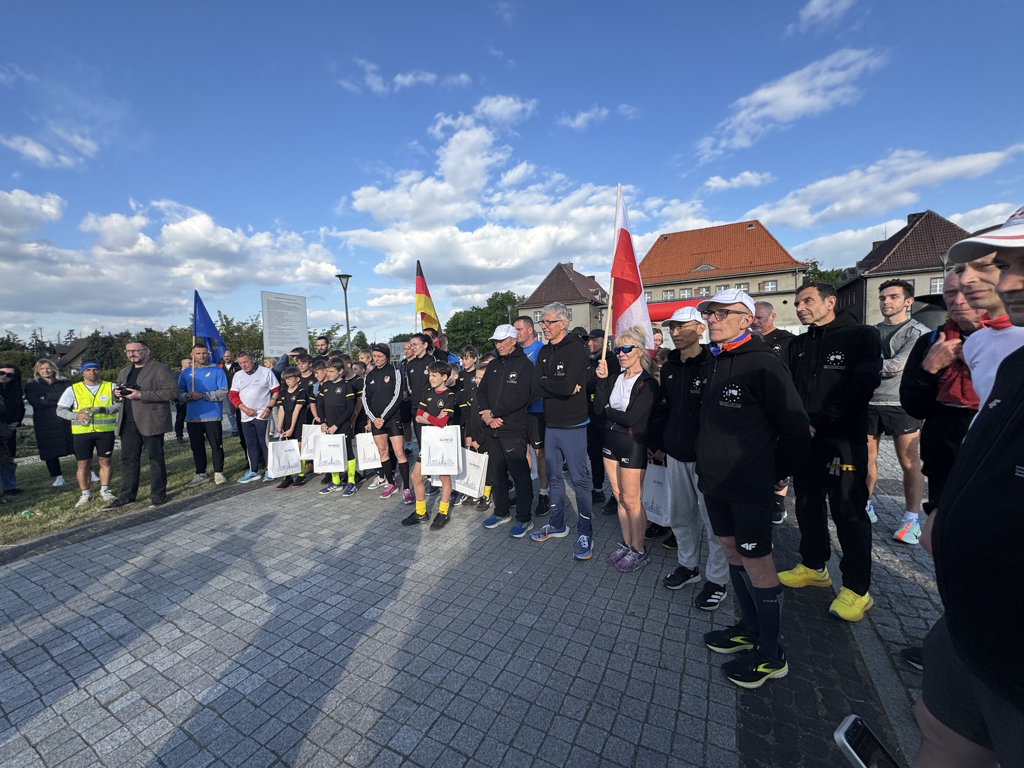 Fot. UM w Gliwicach Uczestnicy biegu stoją w grupie