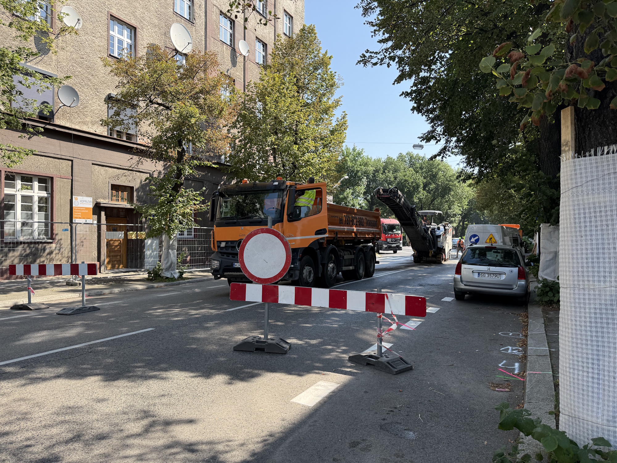 droga, zakaz wjazdu i budynek