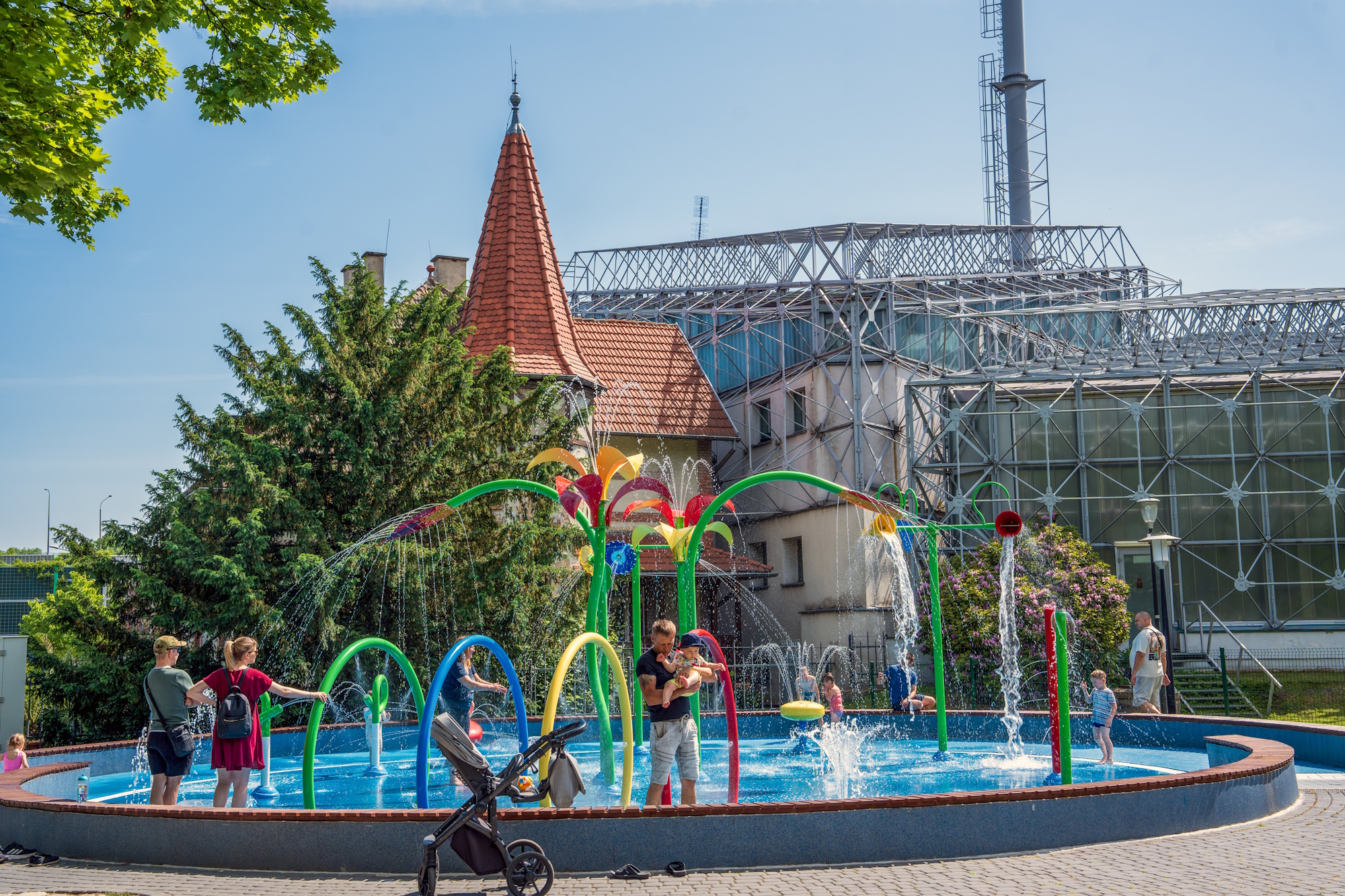 dzieci bawią się w wodnym placu zabaw