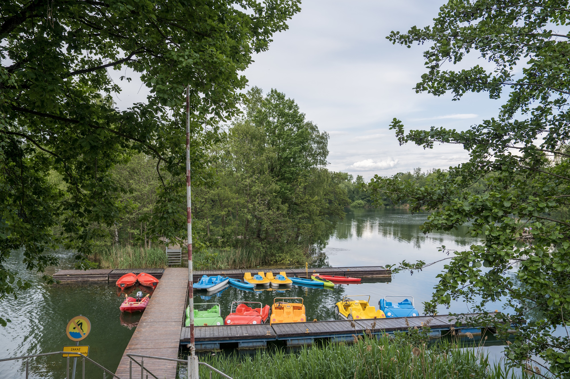 kolorowe rowerki wodne na jeziorze