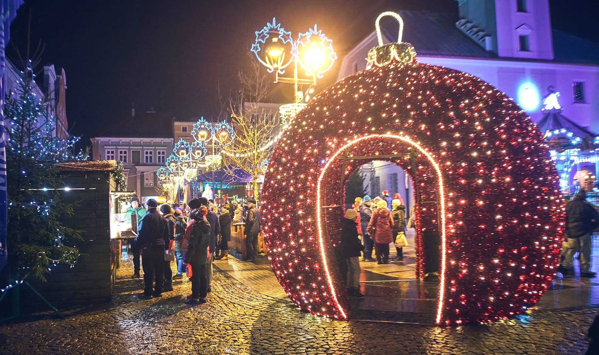 Stragany i duża świecąca bombka