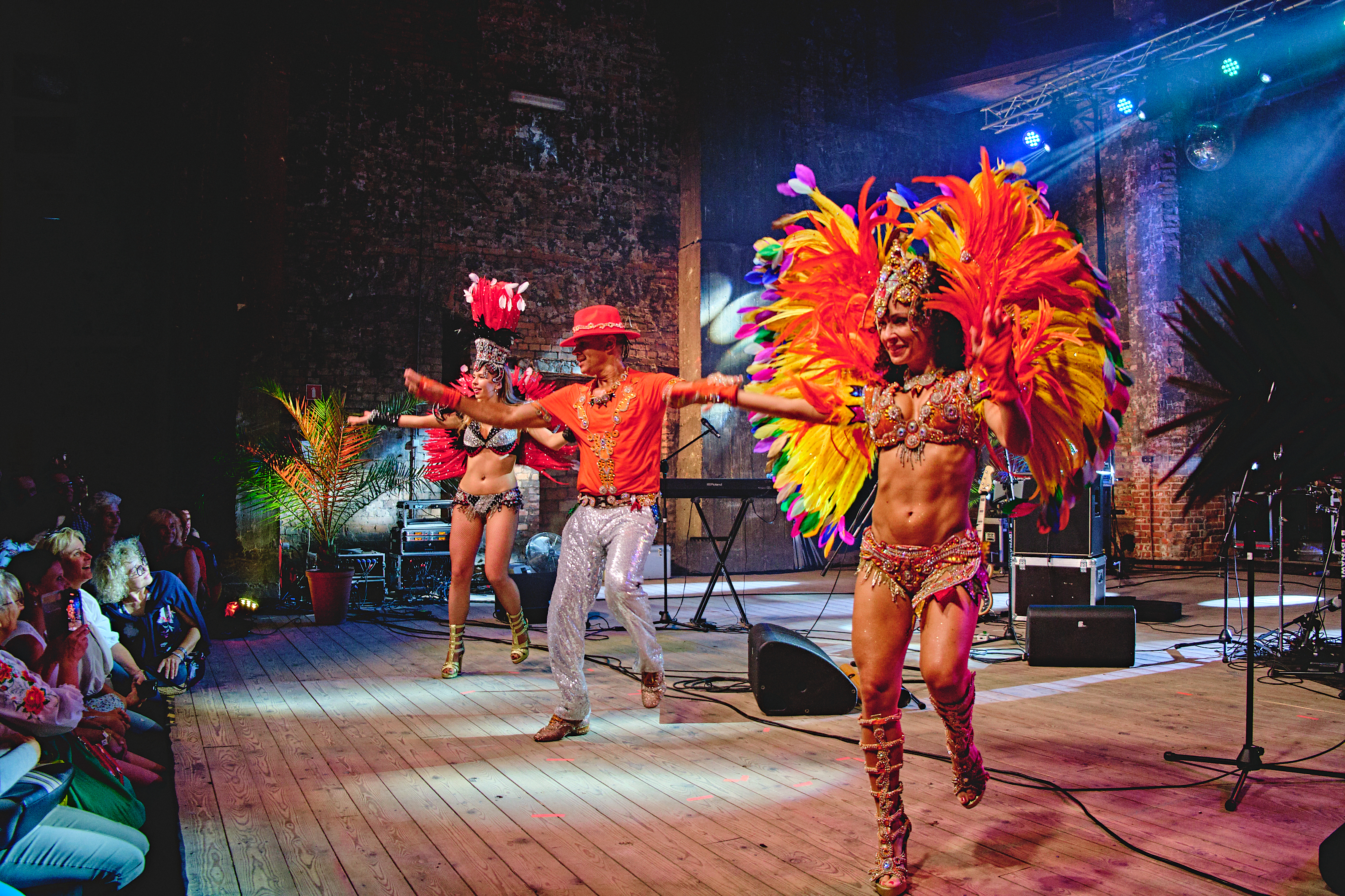 Artyści latino na scenie Ruin Teatru Victoria