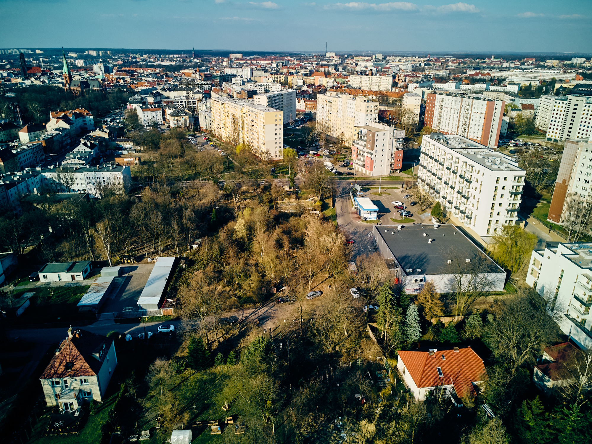 widok z góry na kompleks ogródków działkowych między ul. Kochanowskiego i ul. Bajana