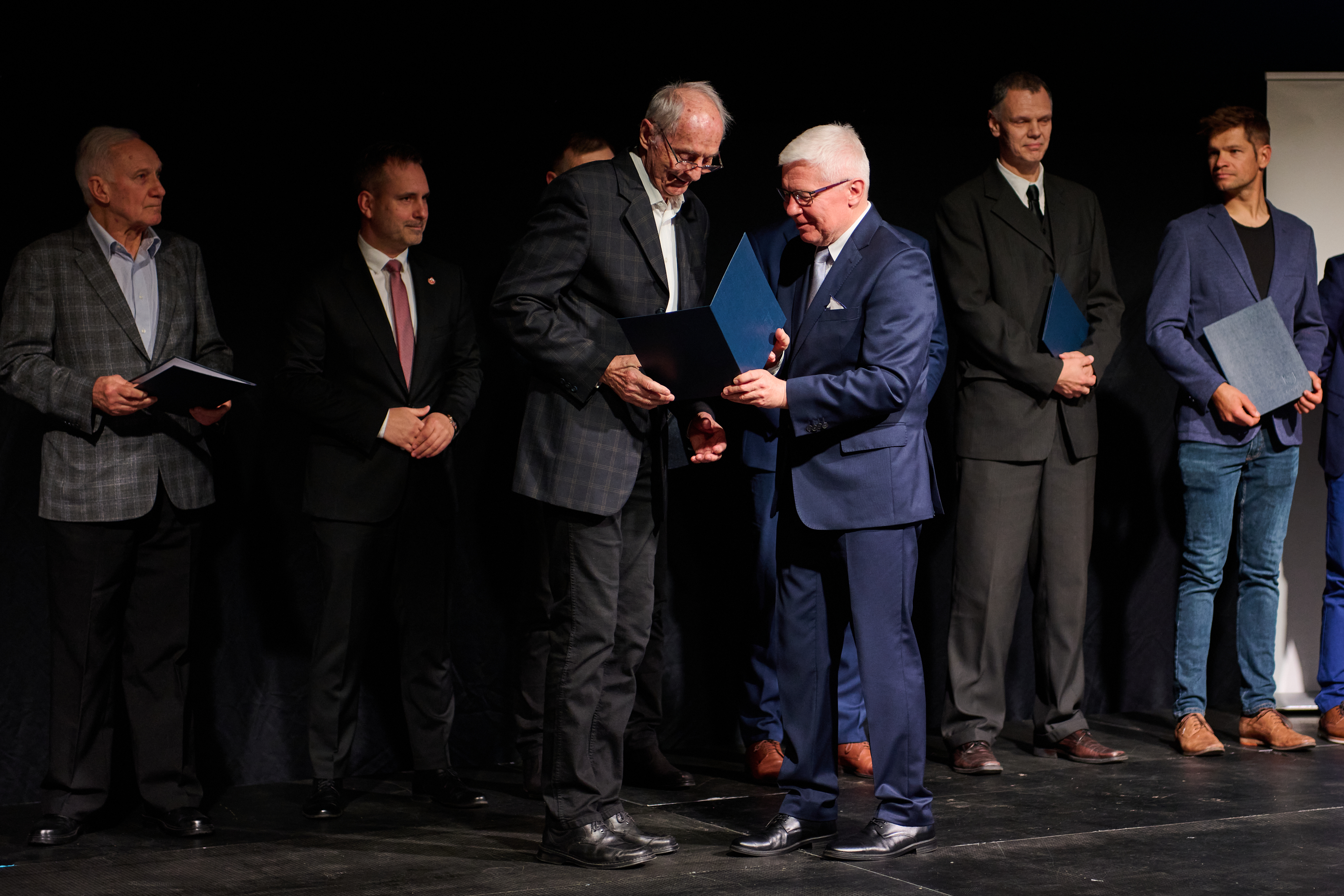 Prezydent Gliwic Adam Neumann wręczający nagrodę jednemu z trenerów