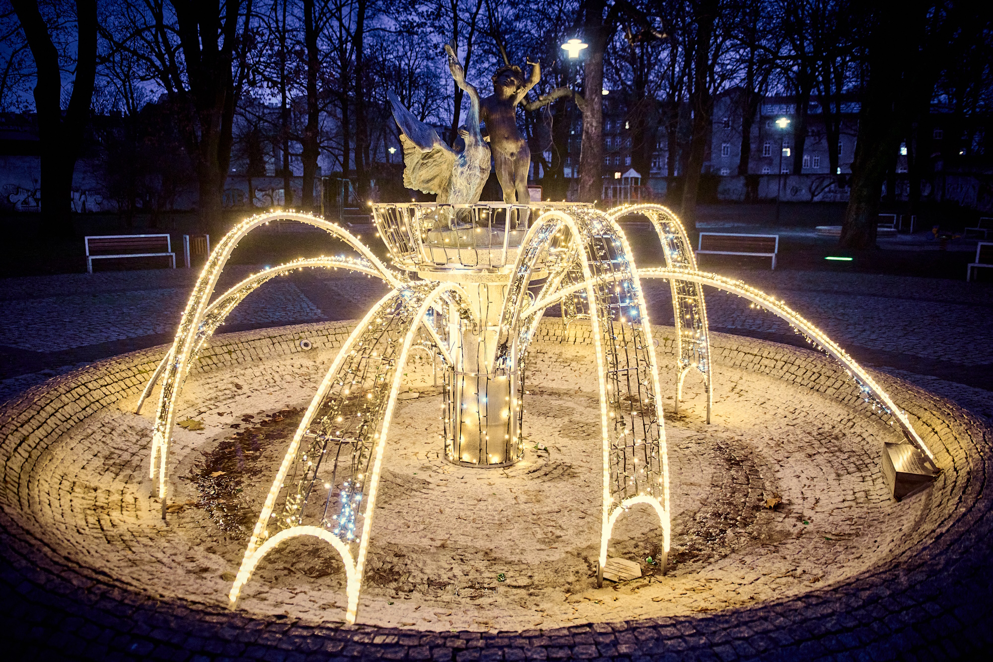 świetlna fontanna Chłopiec z łabędziem