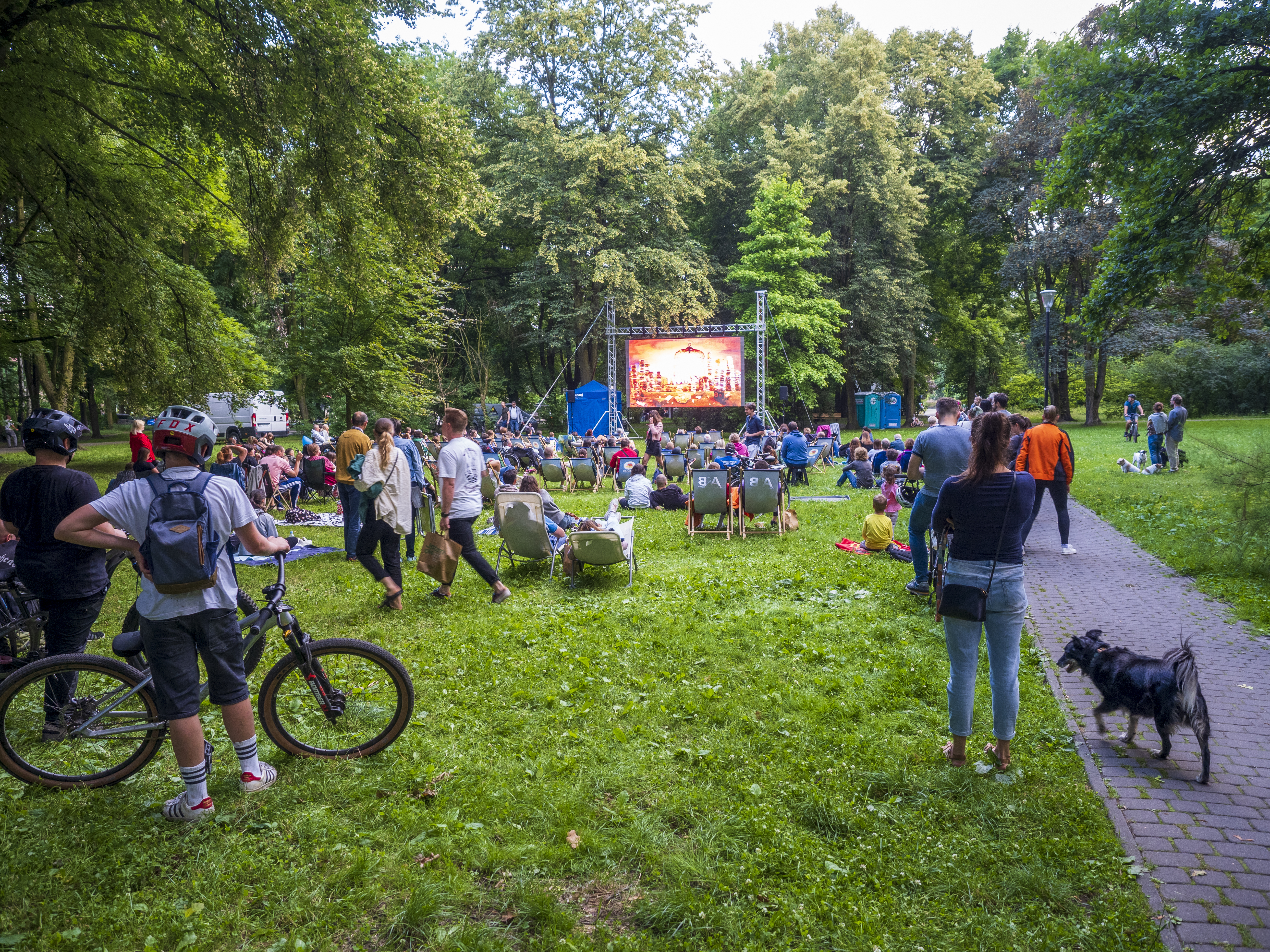 Widzowie ogladają film na placu Grunwaldzkim