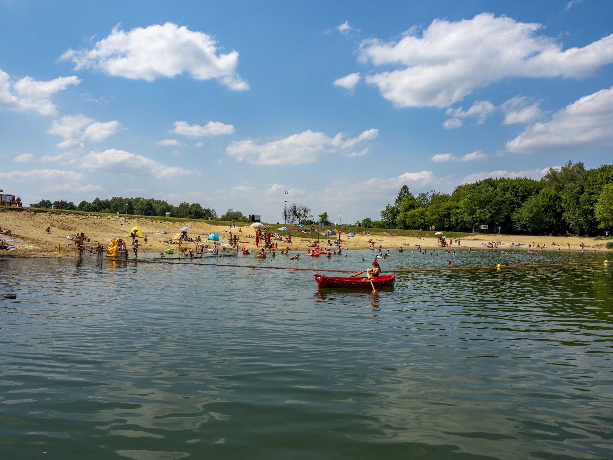 łódka na wodzie, w tle plaża