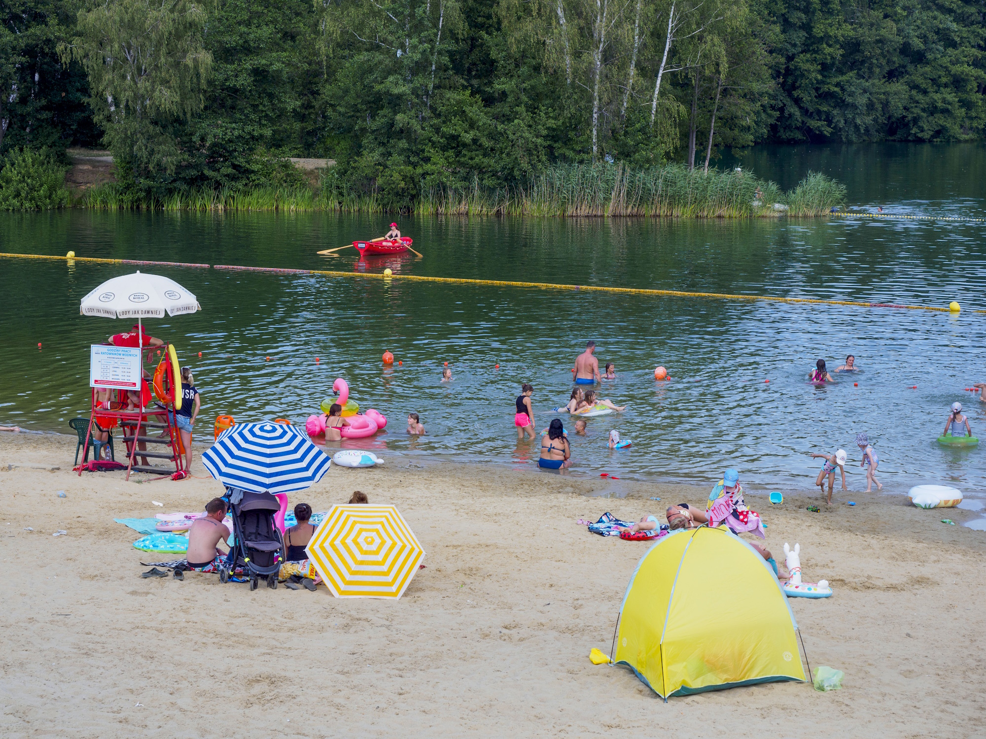 plaża nad jeziorem, ludzie na kocach
