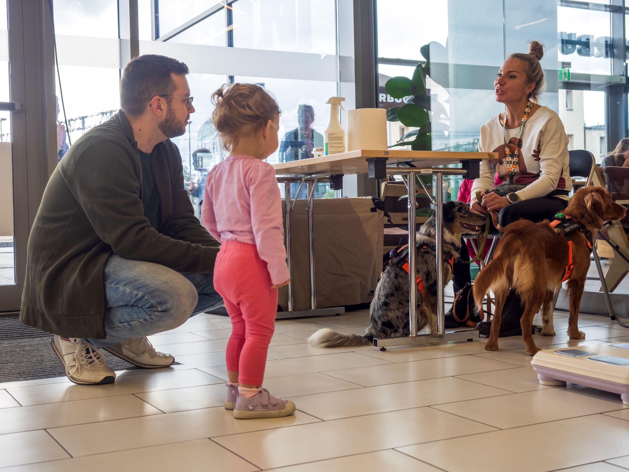 Tato z córką przy stoisku dogoterapeutki