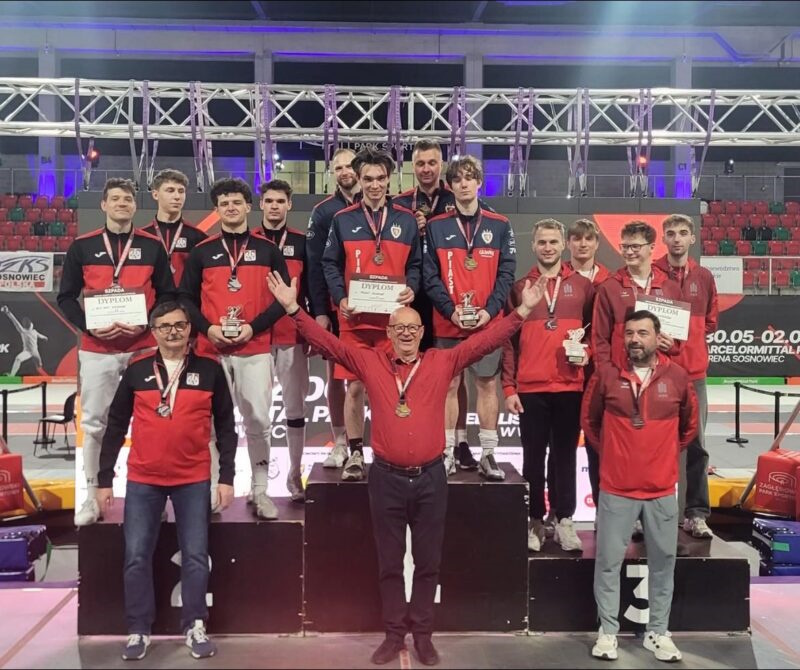 Mistrzowie Polski z fechmistrzem na podium