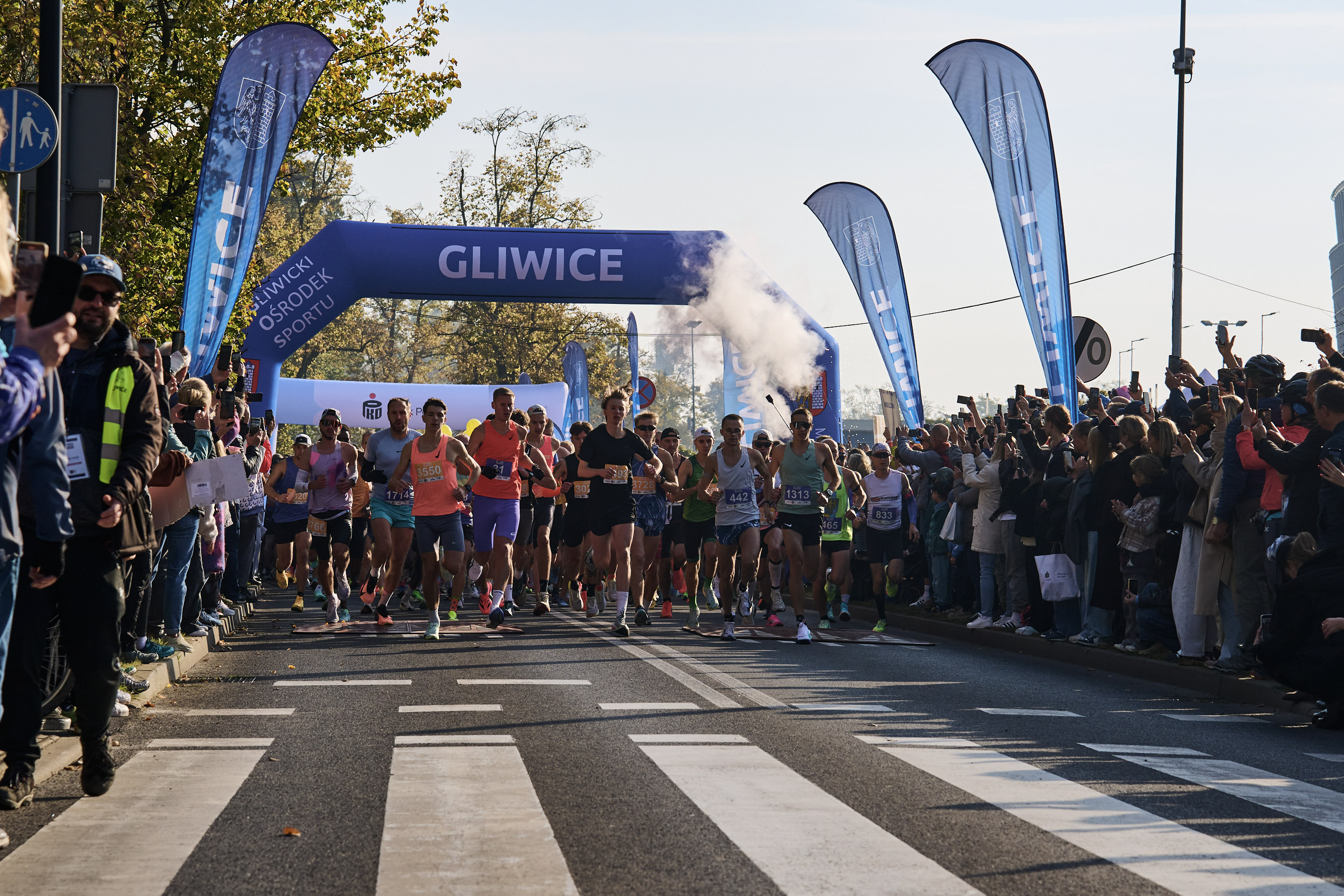 Biegacze na linii startu przed PreZero Areną Gliwice