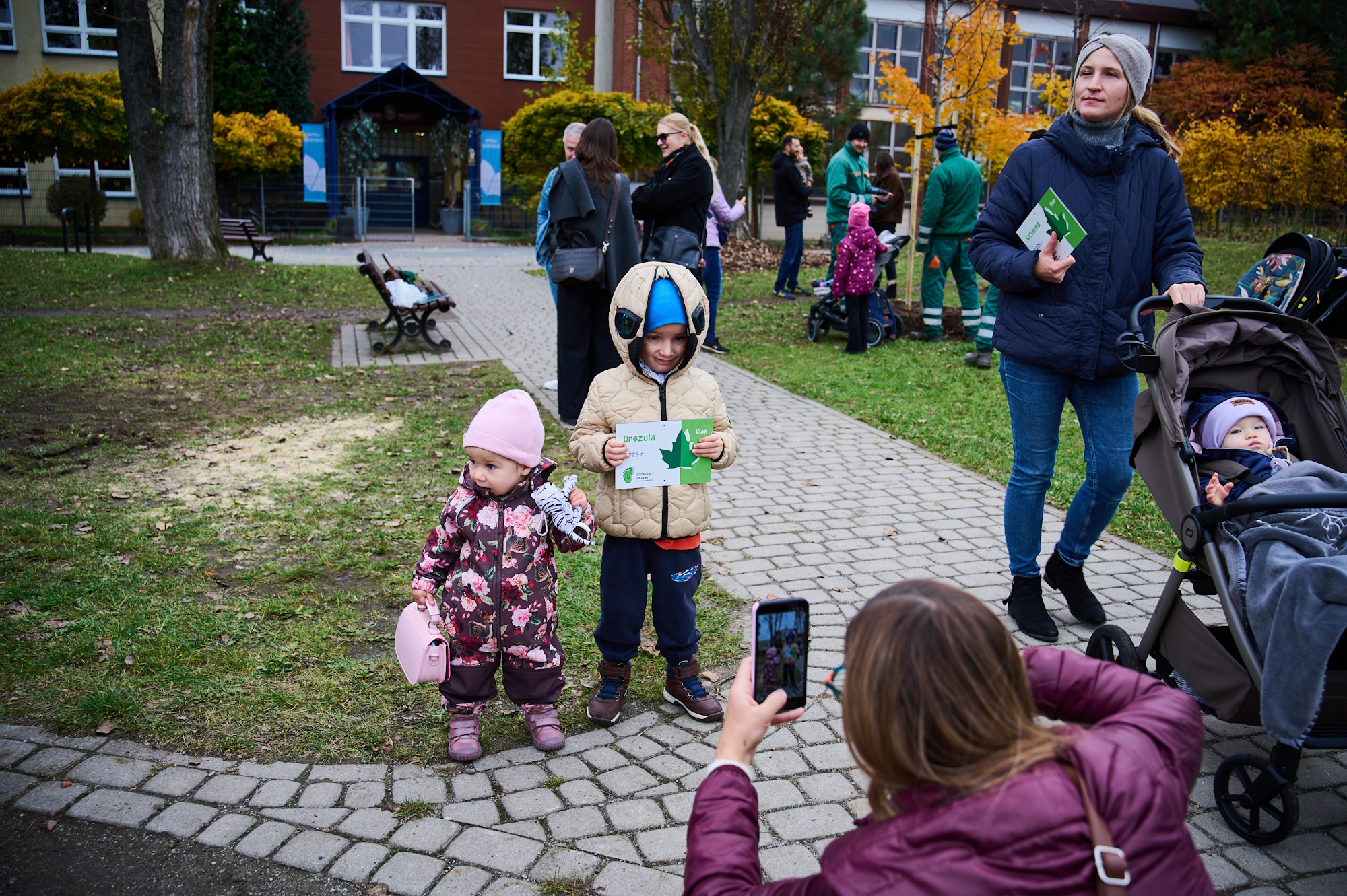 ludzie podczas wkopywania drzewa