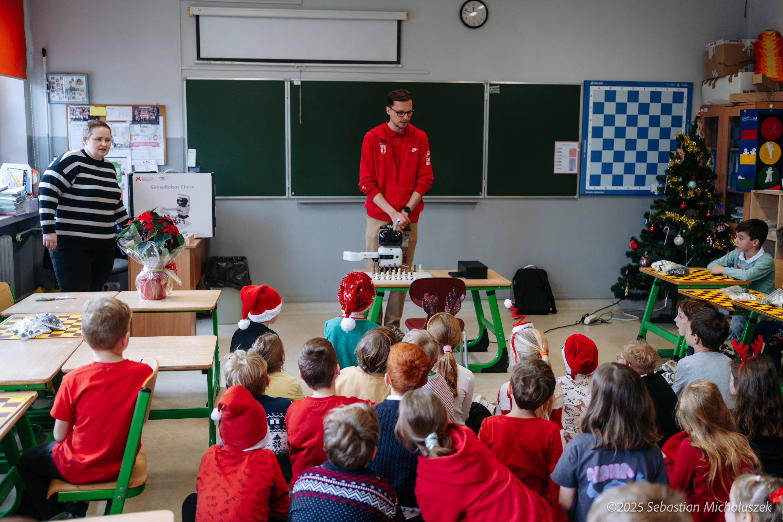 Dzieci grające w szachy z robotem