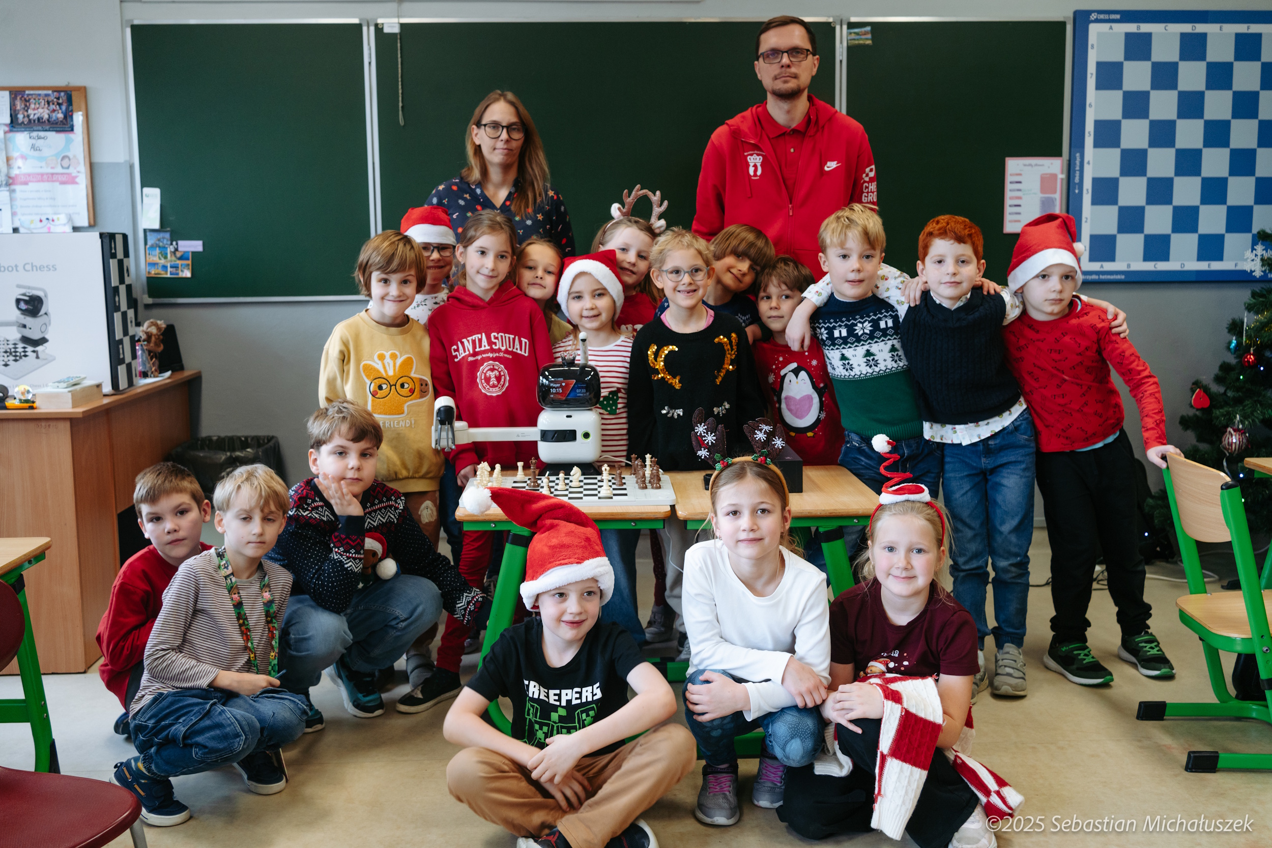 Dzieci grające w szachy z robotem