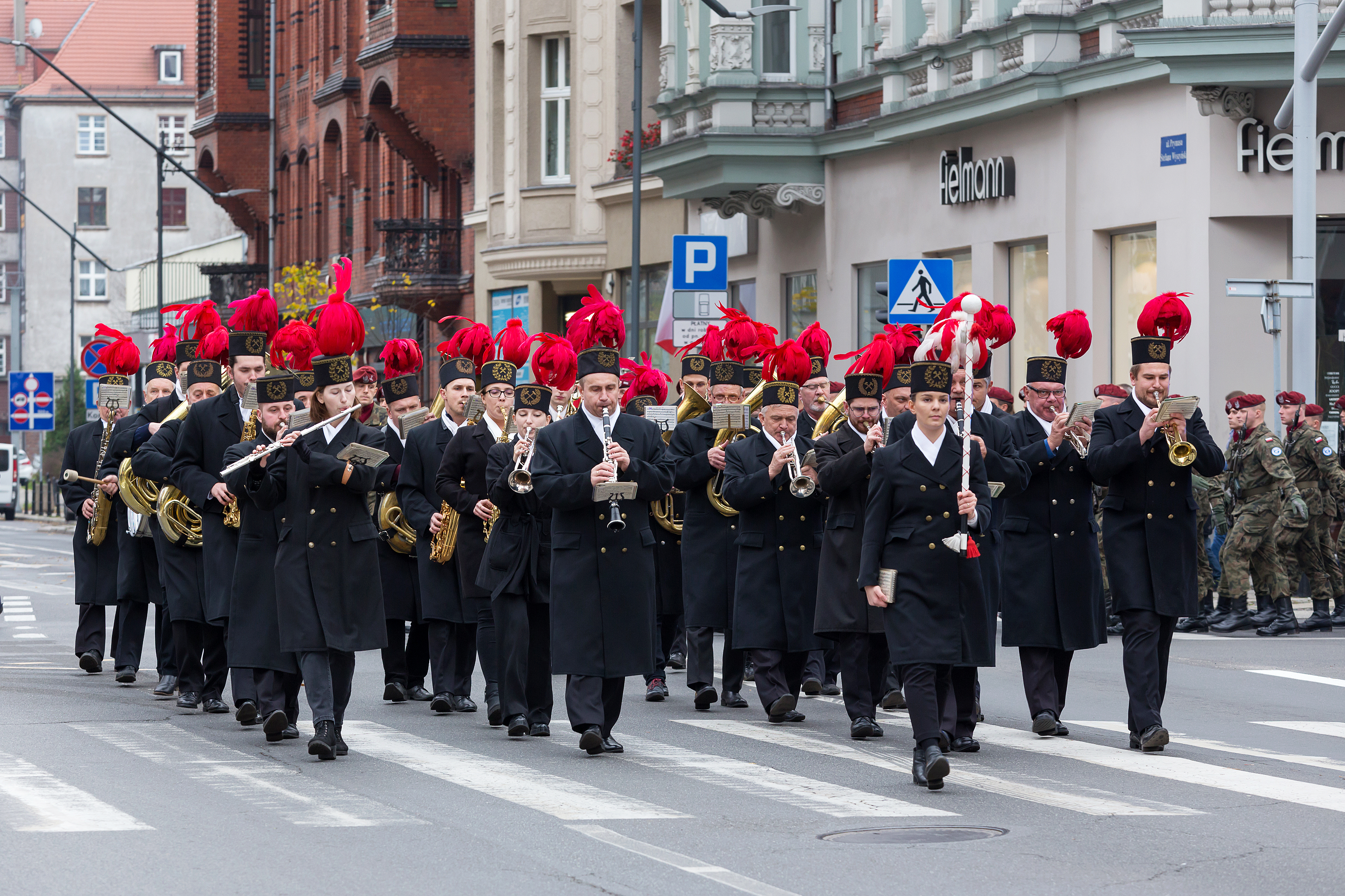 orkiestra gónicza w pochodzie na ulicy