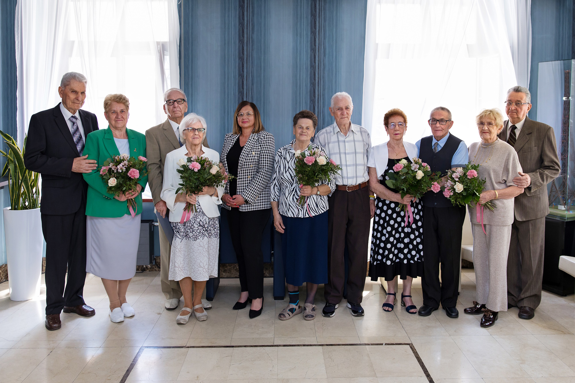 Pary świętujące Diamentowe Gody. Fot. D. Nita-Garbiec/UM Gliwice pary małżeńskie obok siebie w Ratuszu