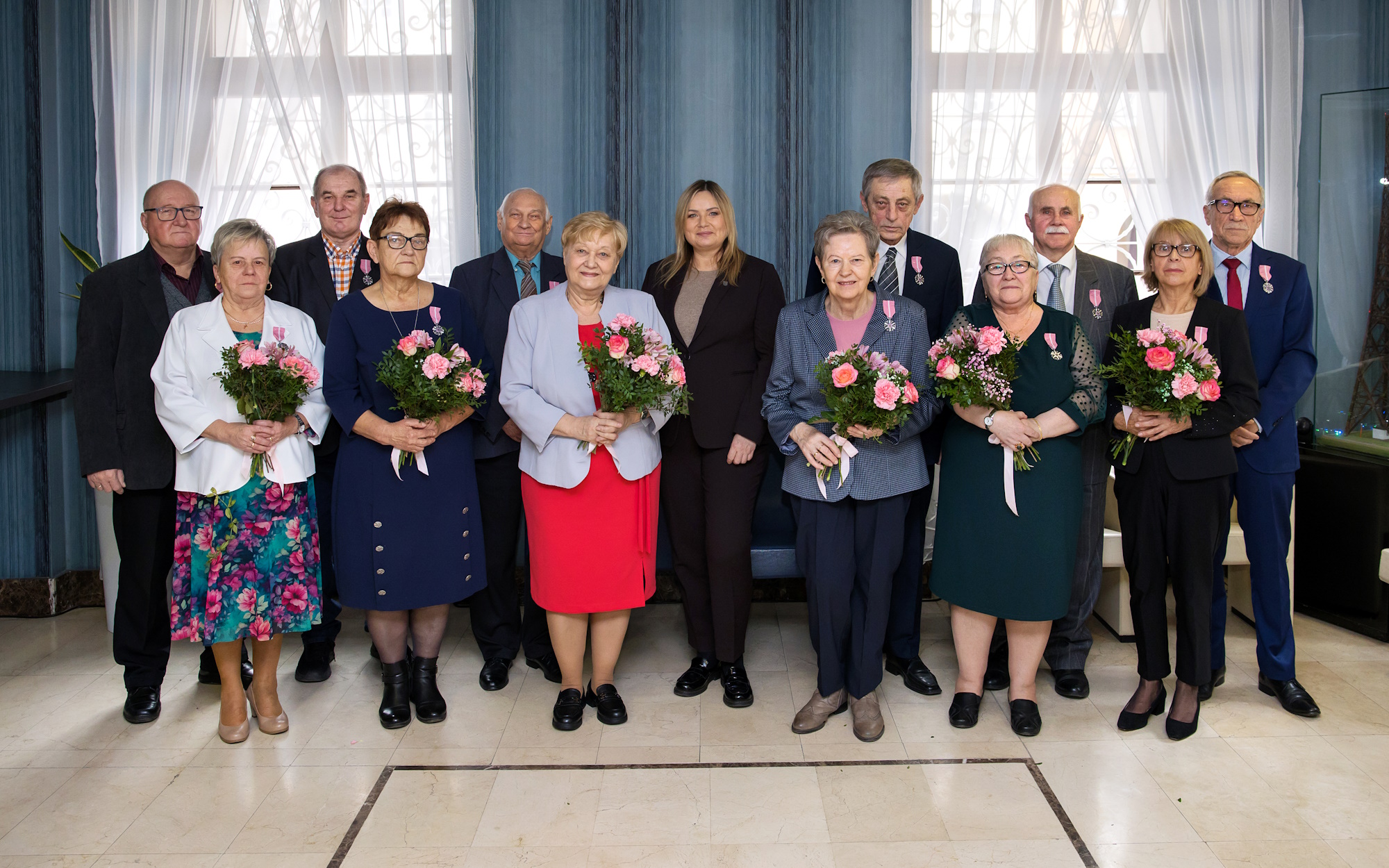 pary małżeńskie w szeregu