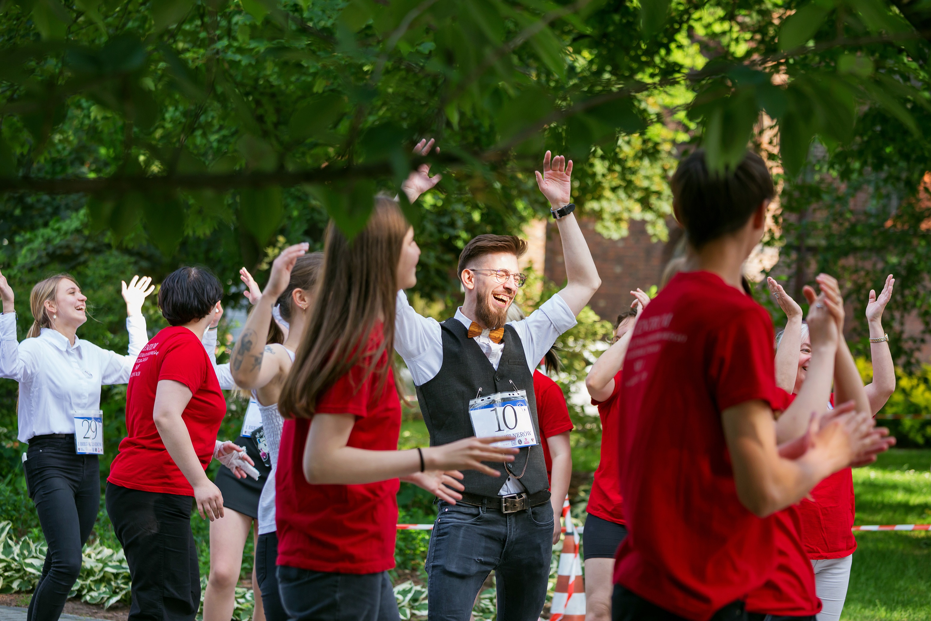 Tańczący wspólnie uczniowie i zawodnicy