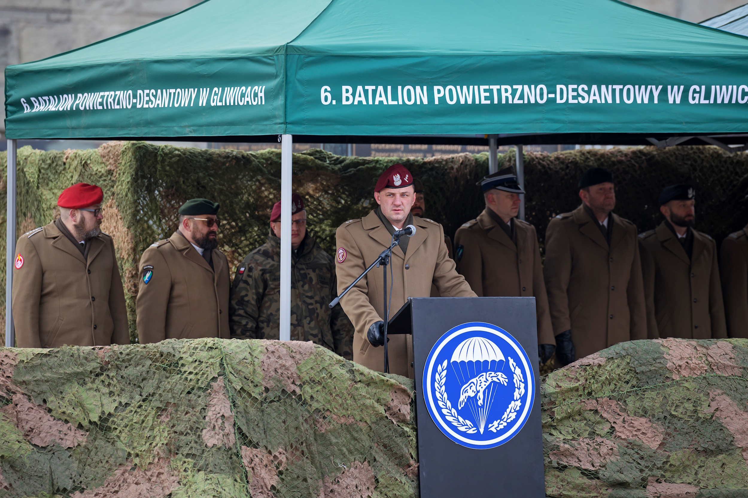 Fot. D. Nita-Garbiec/ UM w Gliwicach Dowódca 6. Batalionu Powietrznodesantowego przemawiający do gości