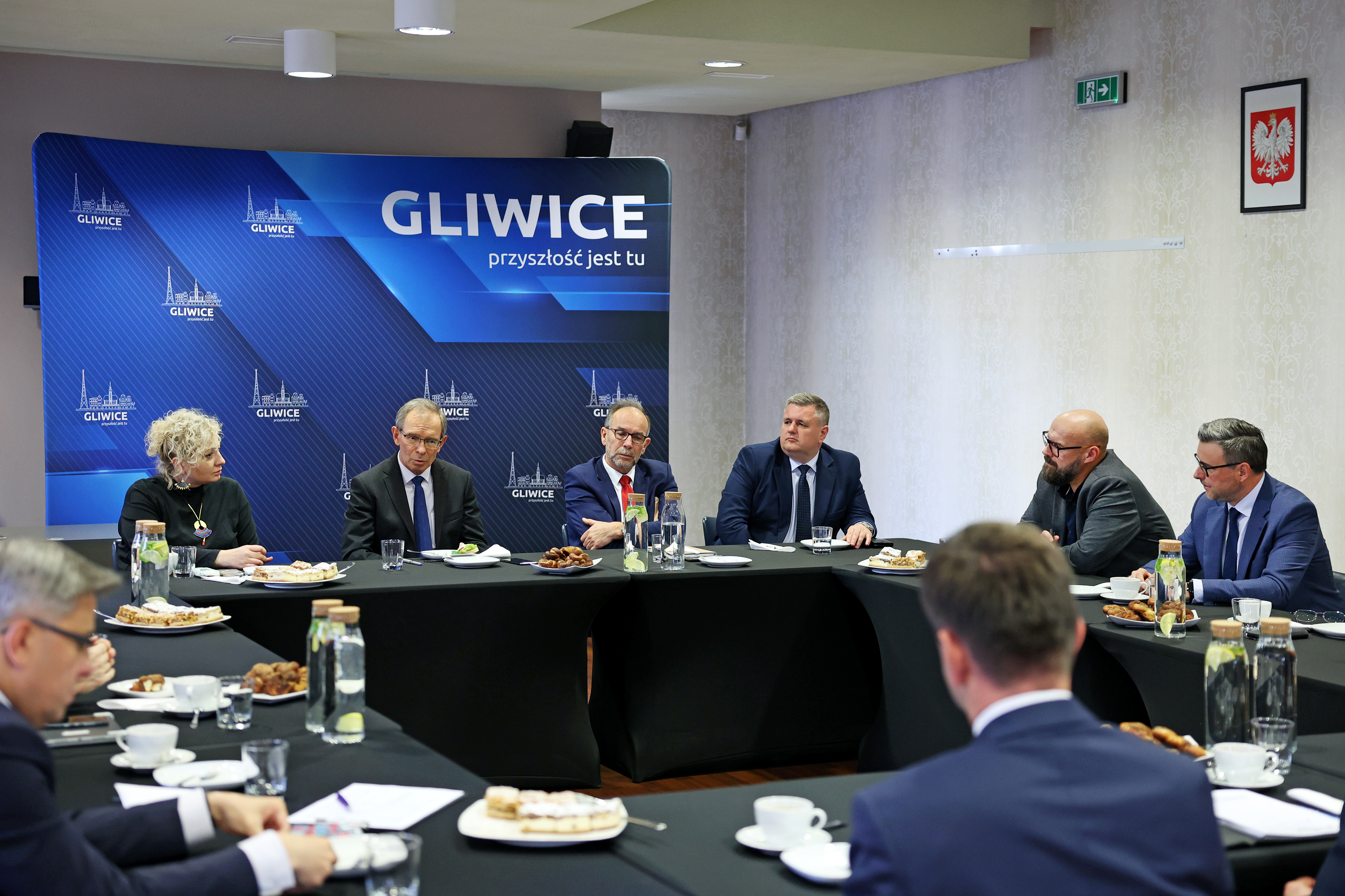Samorządowcy powiatu gliwickiego siedzący przy stole z parlamentarzystami
