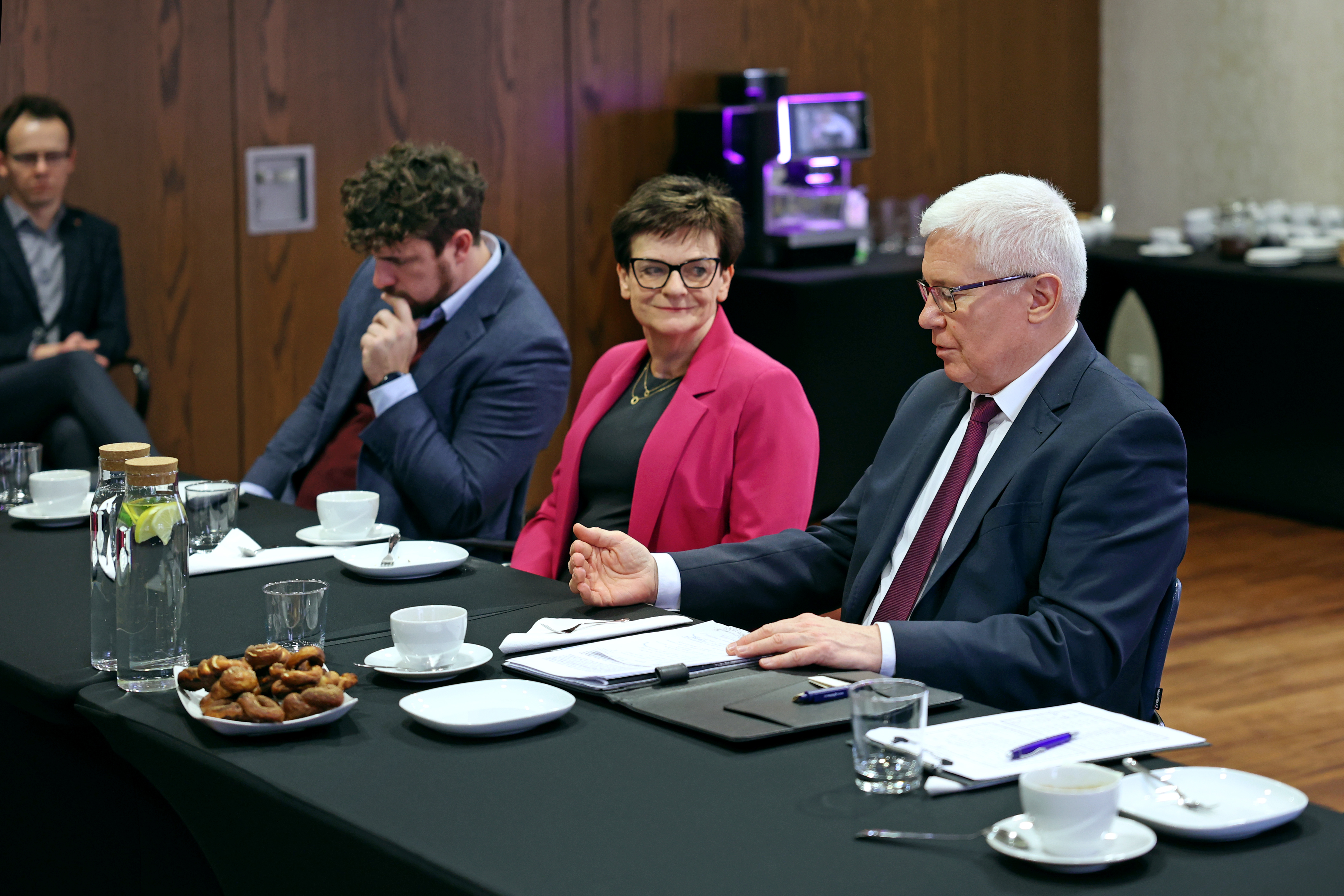 Prezydent Gliwic Adam Neuman rozmawiający z posłanką Krystyną Szumilas