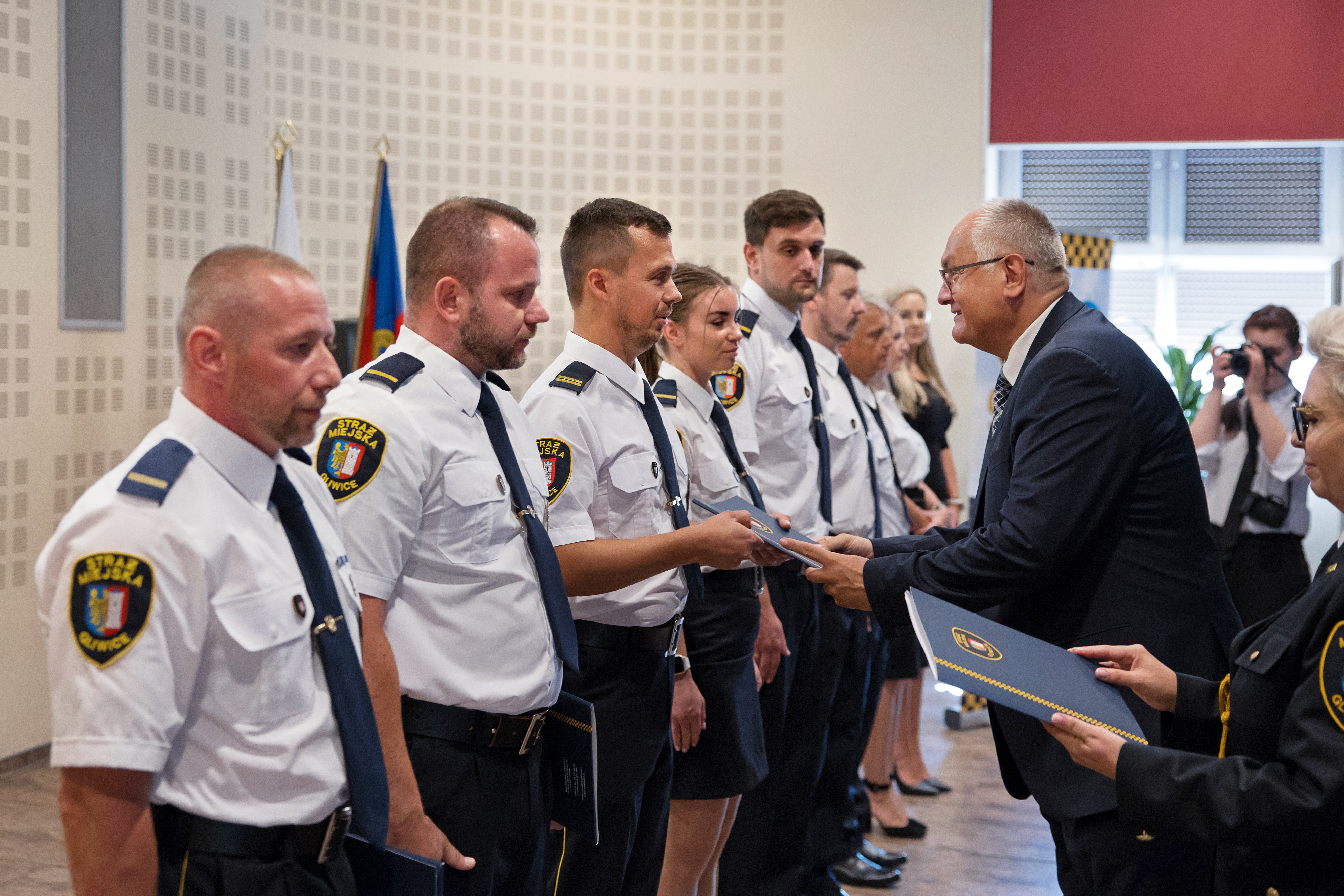 Prezydent Zięba wręczający strażnikom decyzje o awansach